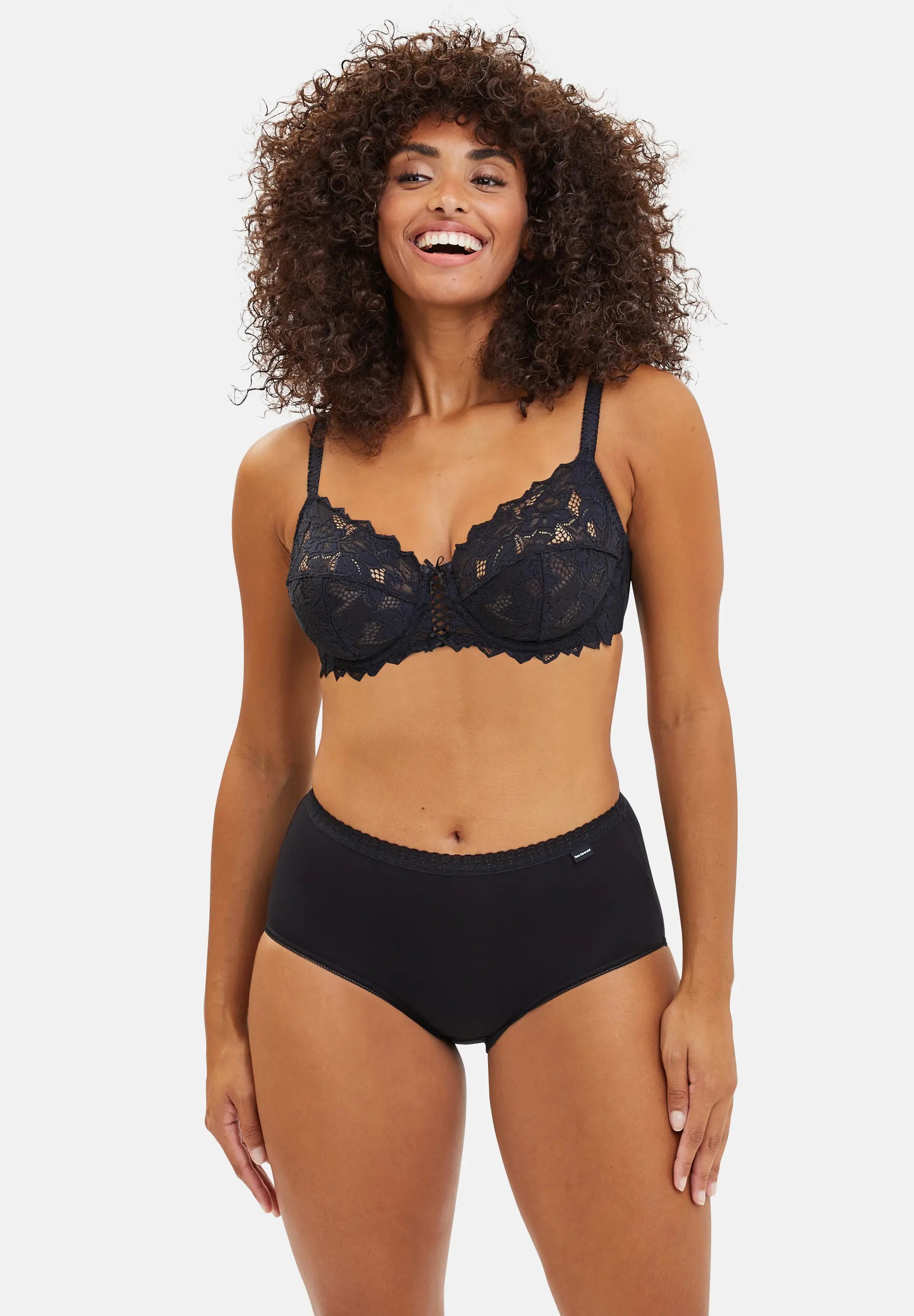 Slip noir, porté avec soutien-gorge - de face