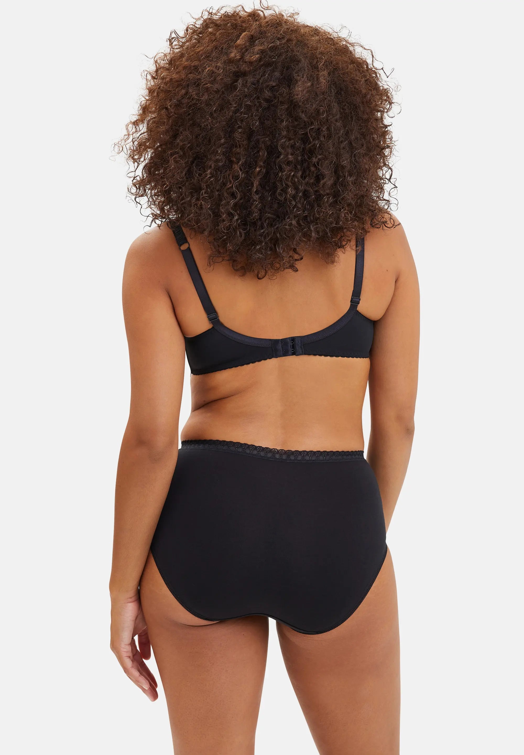 Slip noir, porté avec soutien-gorge - vu de dos