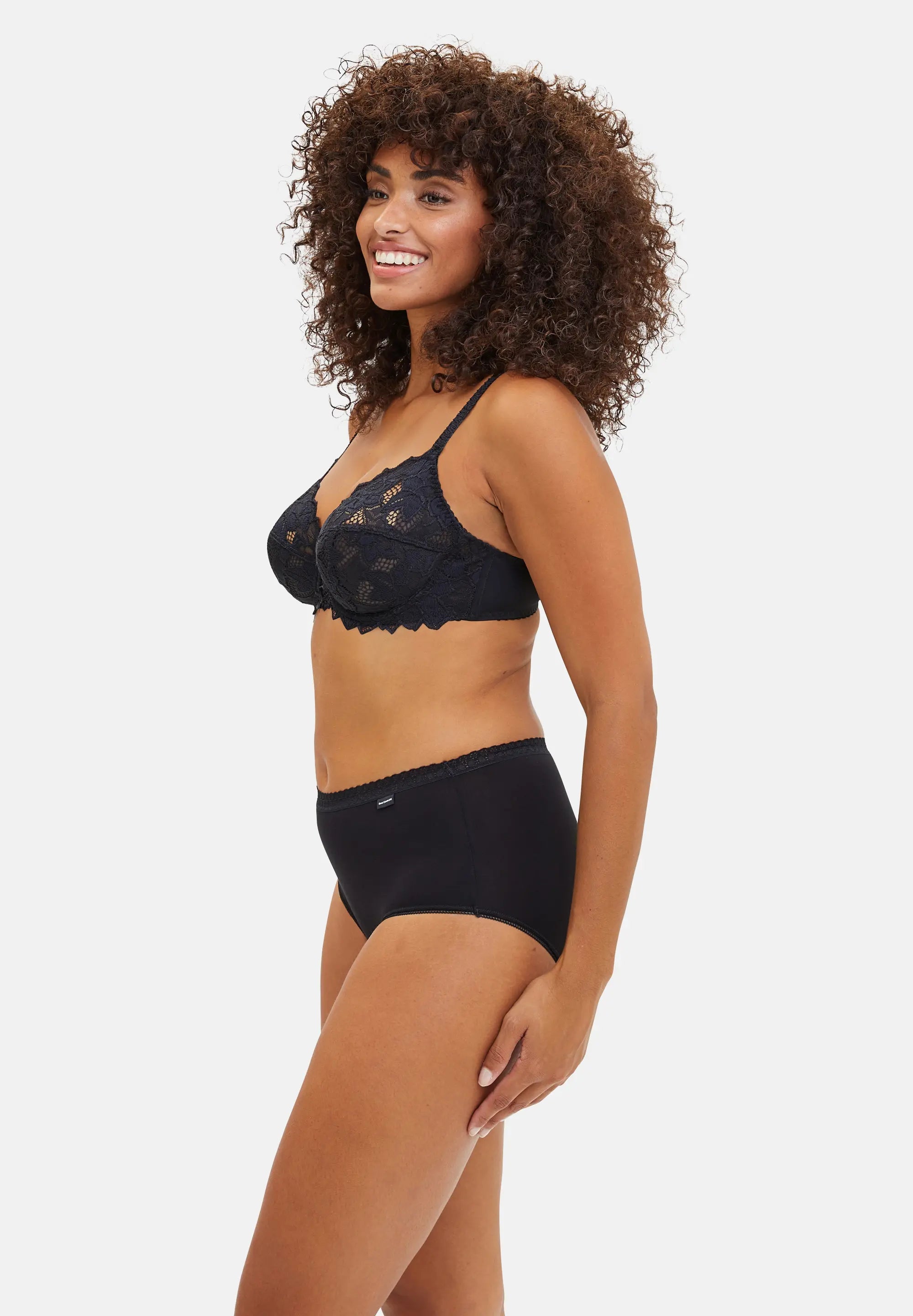 Slip noir, porté avec soutien-gorge - vu de profil