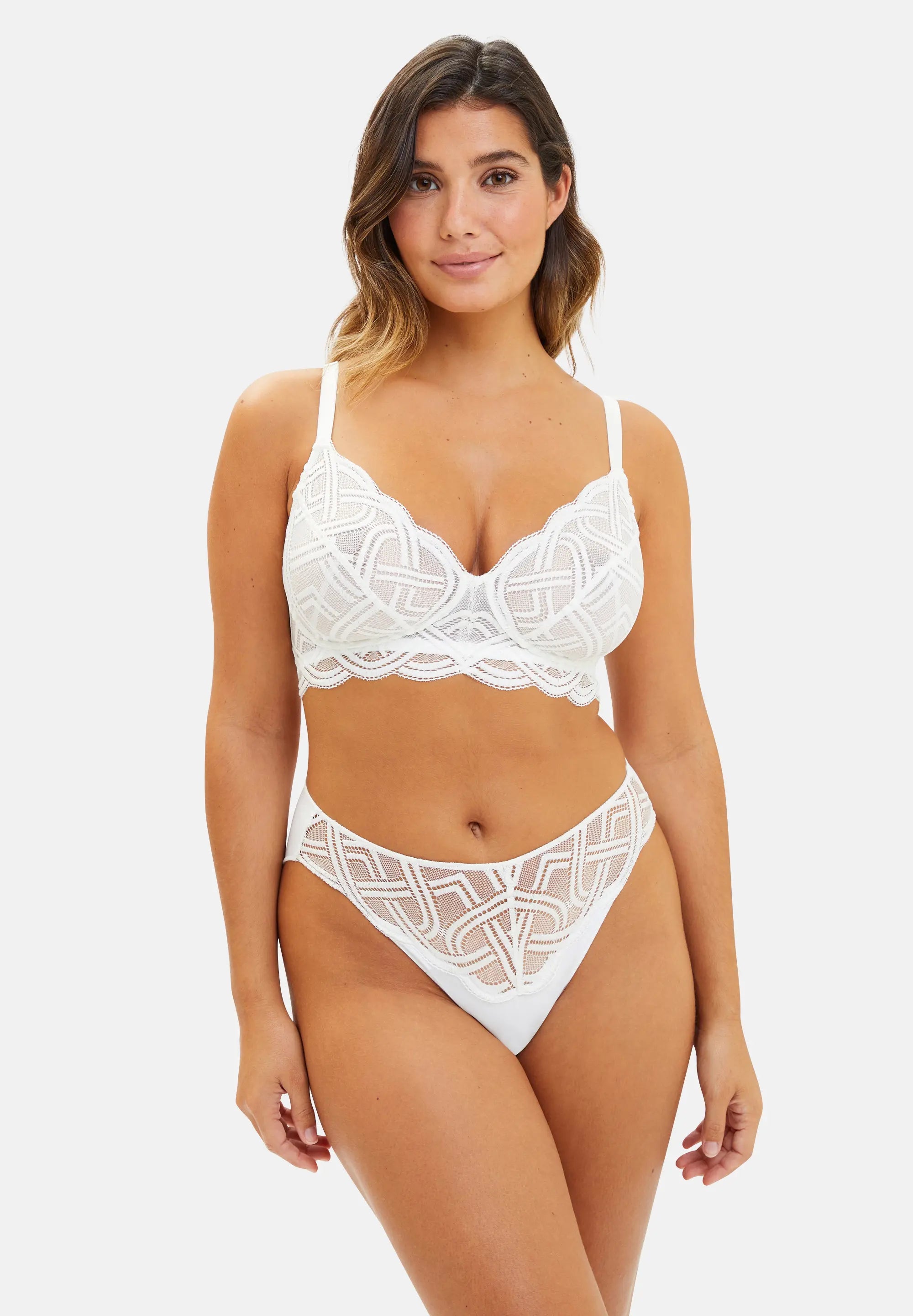 Slip blanc avec dentelle pour femme porté avec soutien-gorge en dentelle