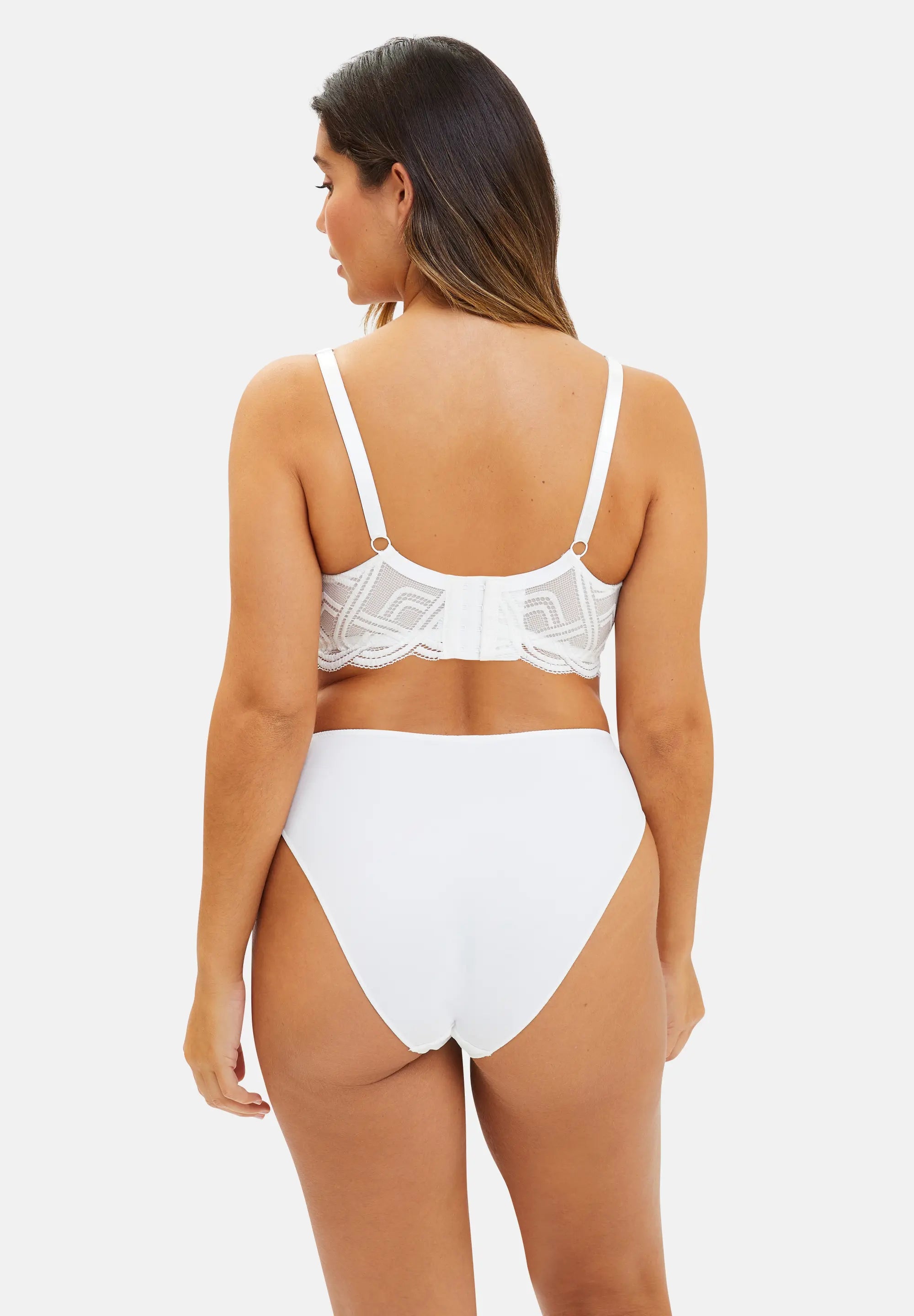 Slip blanc avec dentelle pour femme porté avec soutien-gorge en dentelle - de dos