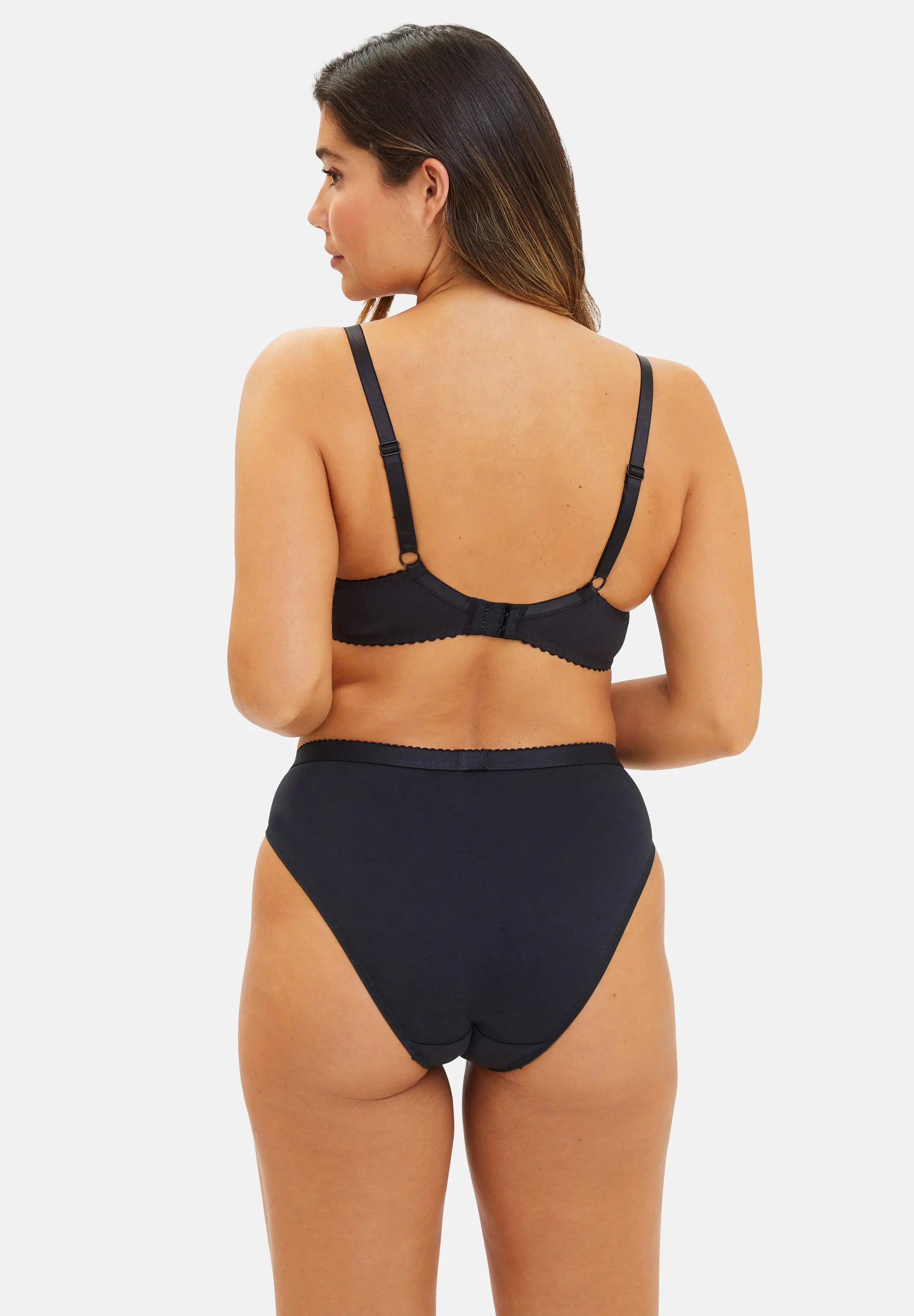 Ensemble de lingerie noir vu de dos