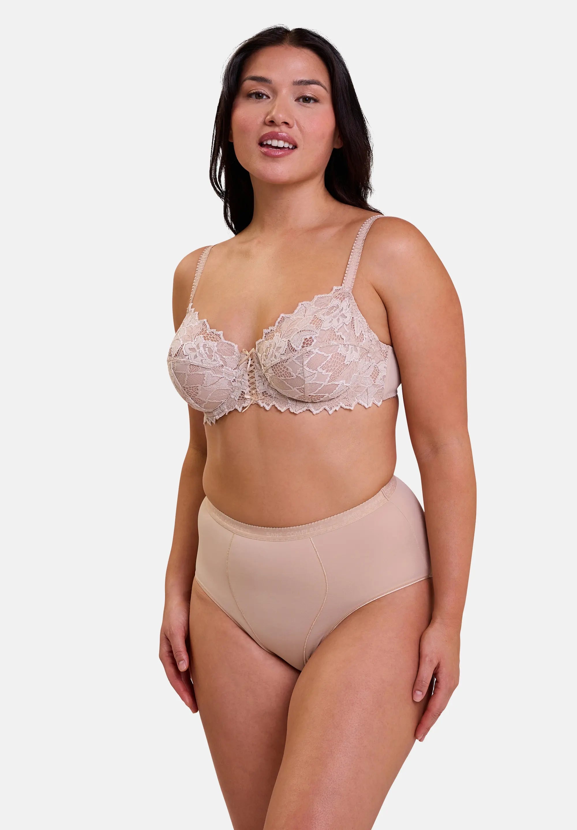 Slip effet ventre plat - couleur nude - porté avec un soutien-gorge en dentelle