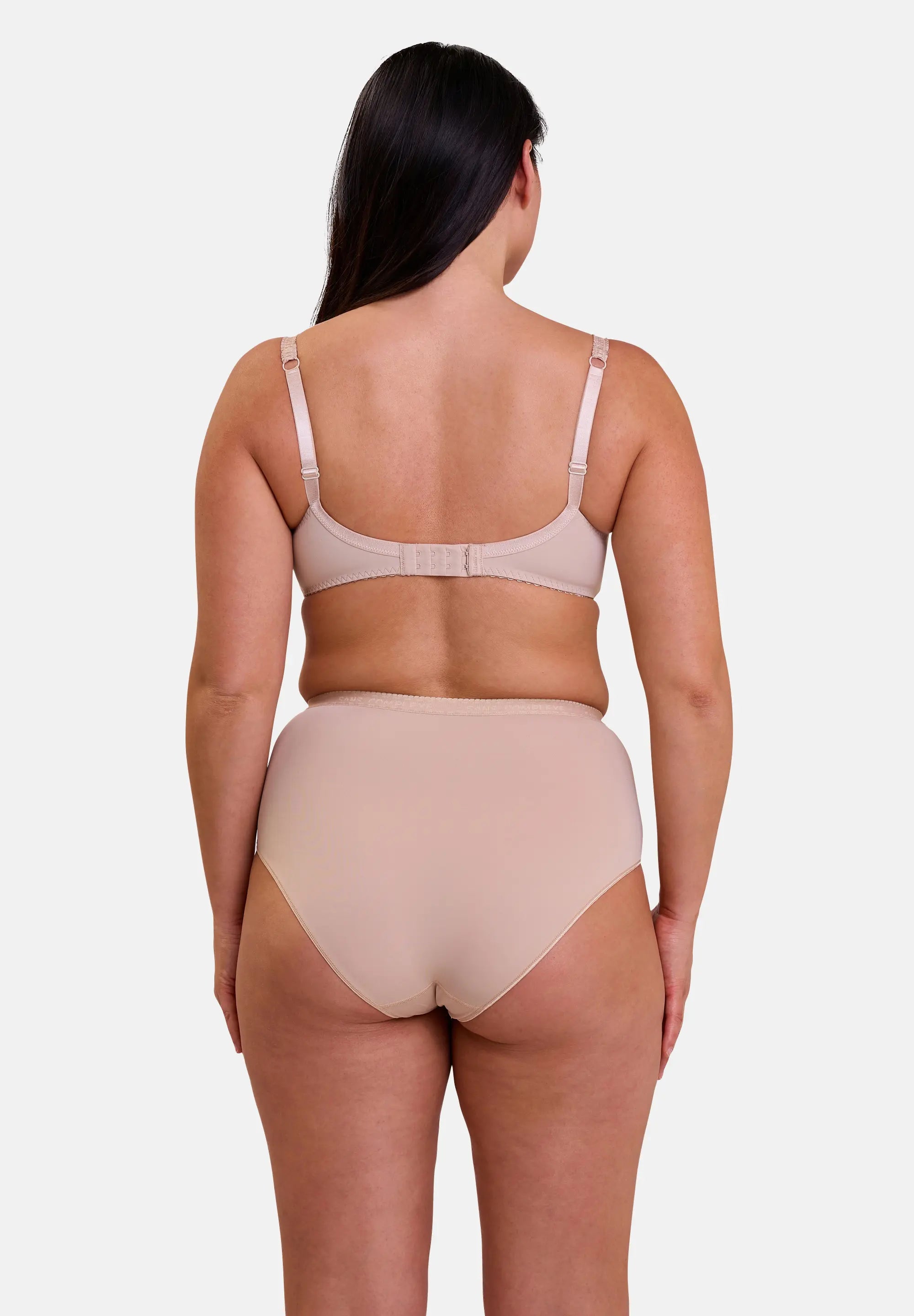 Slip effet ventre plat nude - porté avec un soutien-gorge en dentelle - de dos