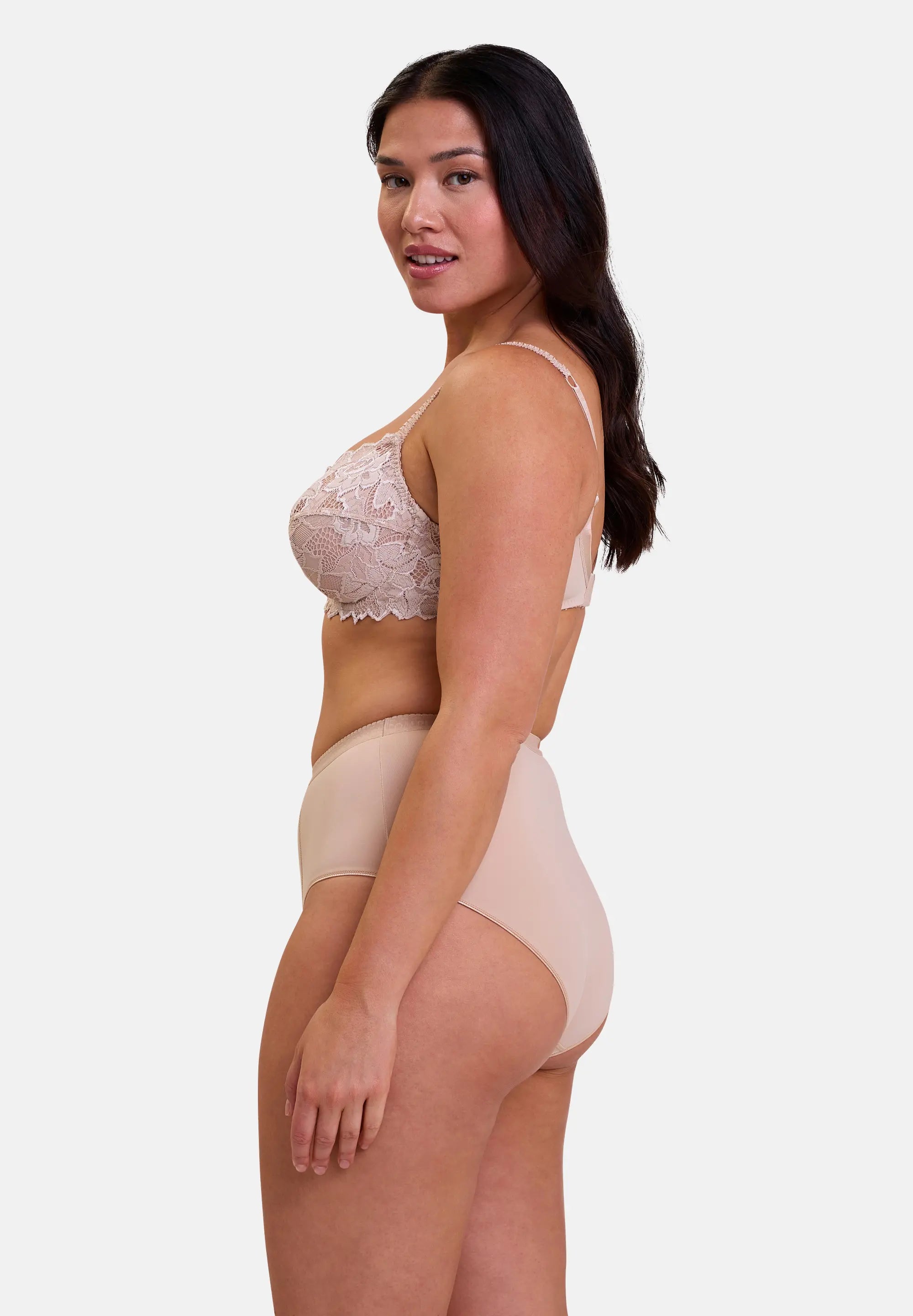 Slip effet ventre plat nude - porté avec un soutien-gorge en dentelle - de profil