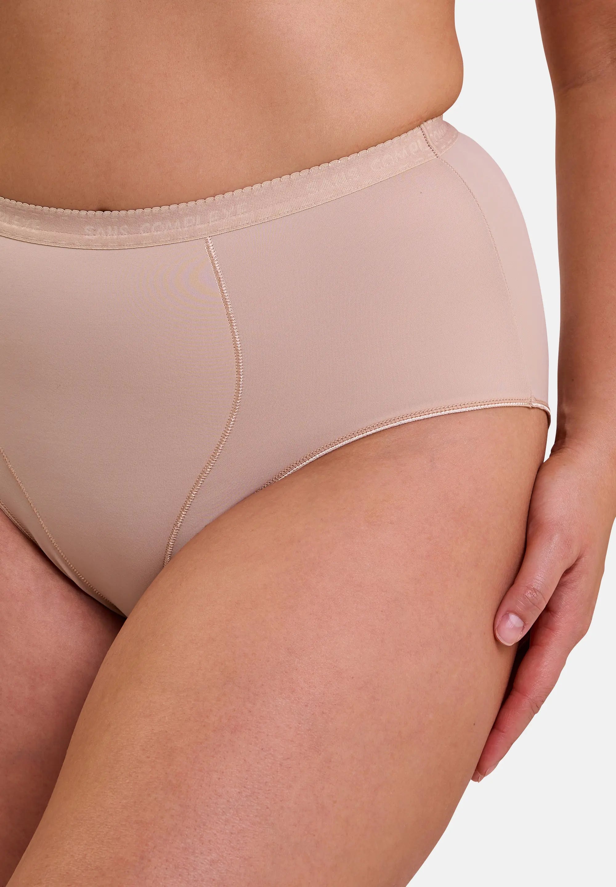Zoom sur la Slip effet ventre plat - couleur nude