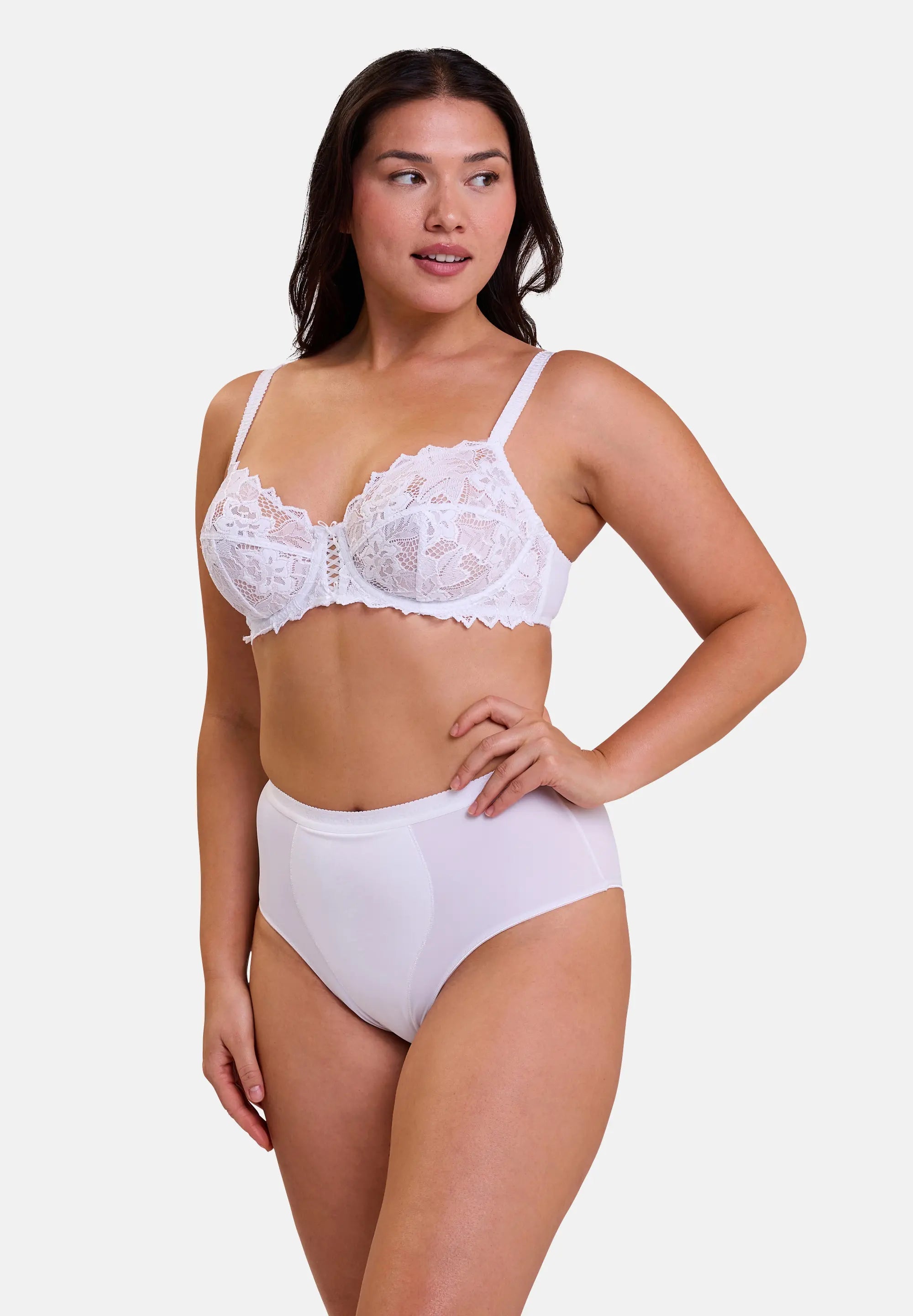 Slip gainant taille haute blanc - pour femme - porté avec un soutien-gorge à dentelle