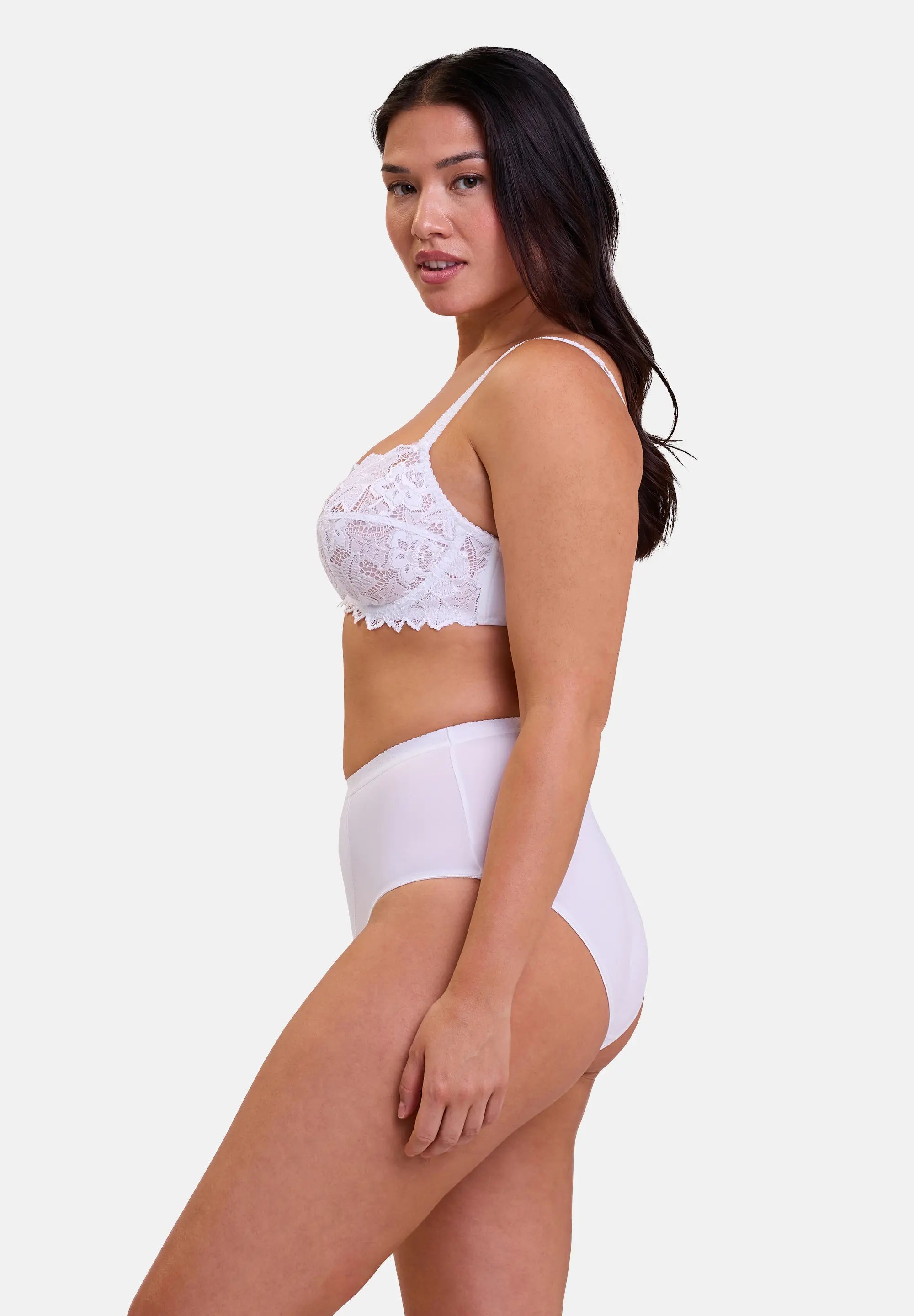 Slip gainant taille haute blanc - pour femme - porté avec un soutien-gorge à dentelle - de profil