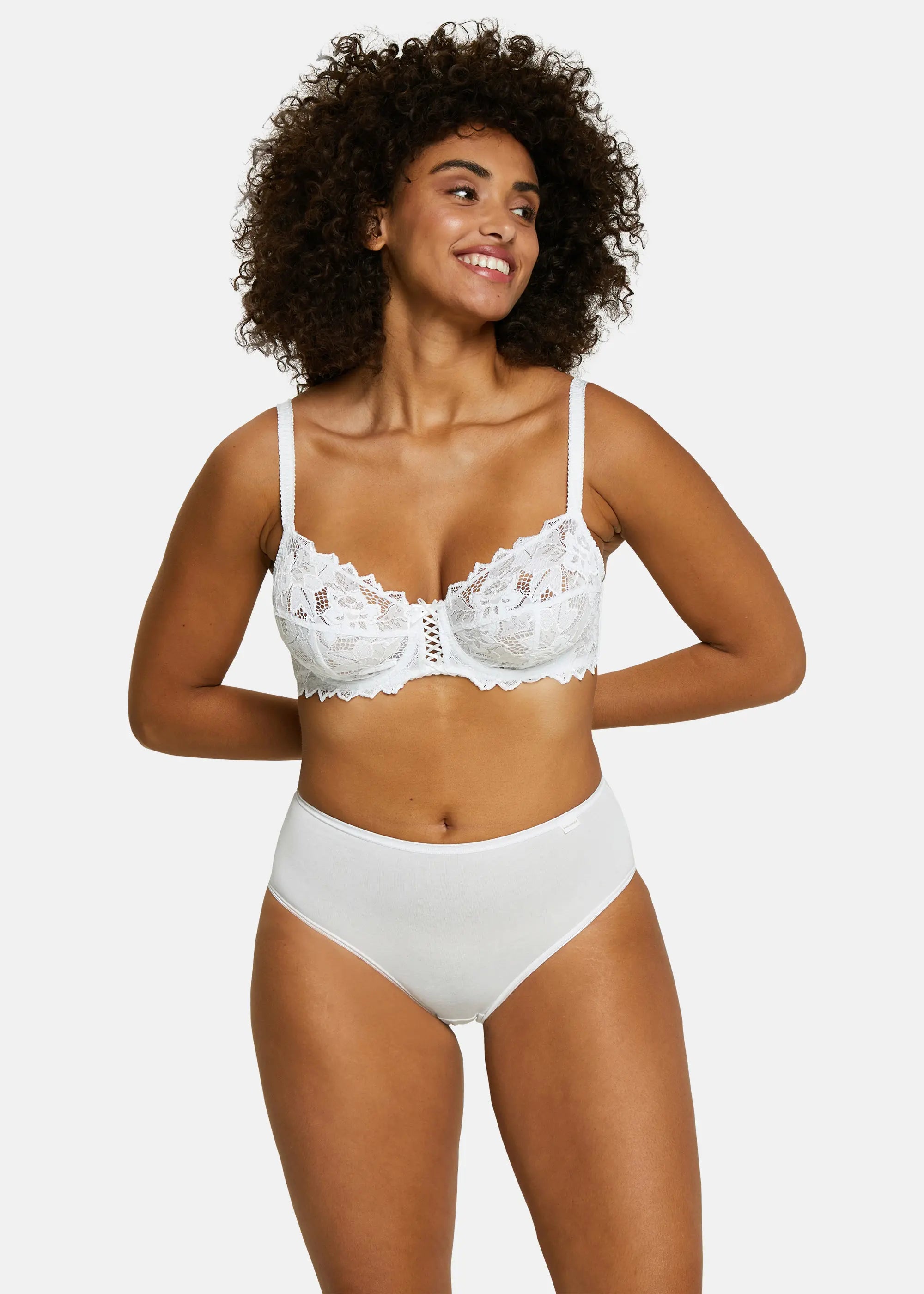 Slip pour Femme en coton - Blanc - porté avec un soutien-gorge blanc en dentelle