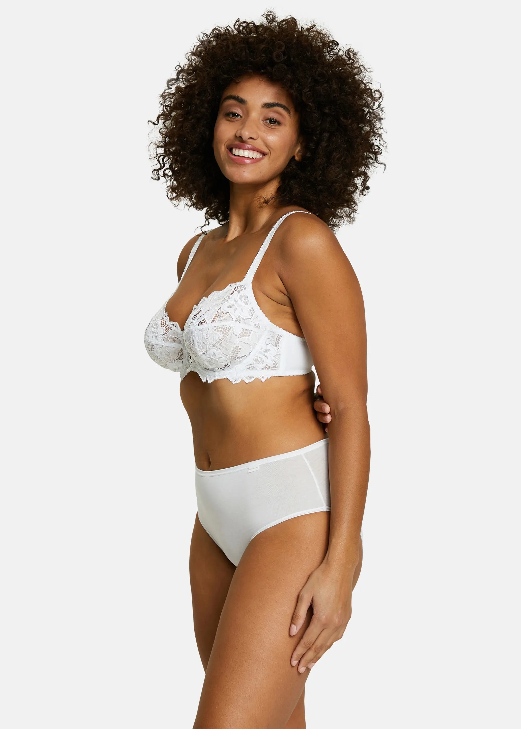 Slip pour Femme en coton - Blanc - porté avec un soutien-gorge blanc en dentelle - de profil