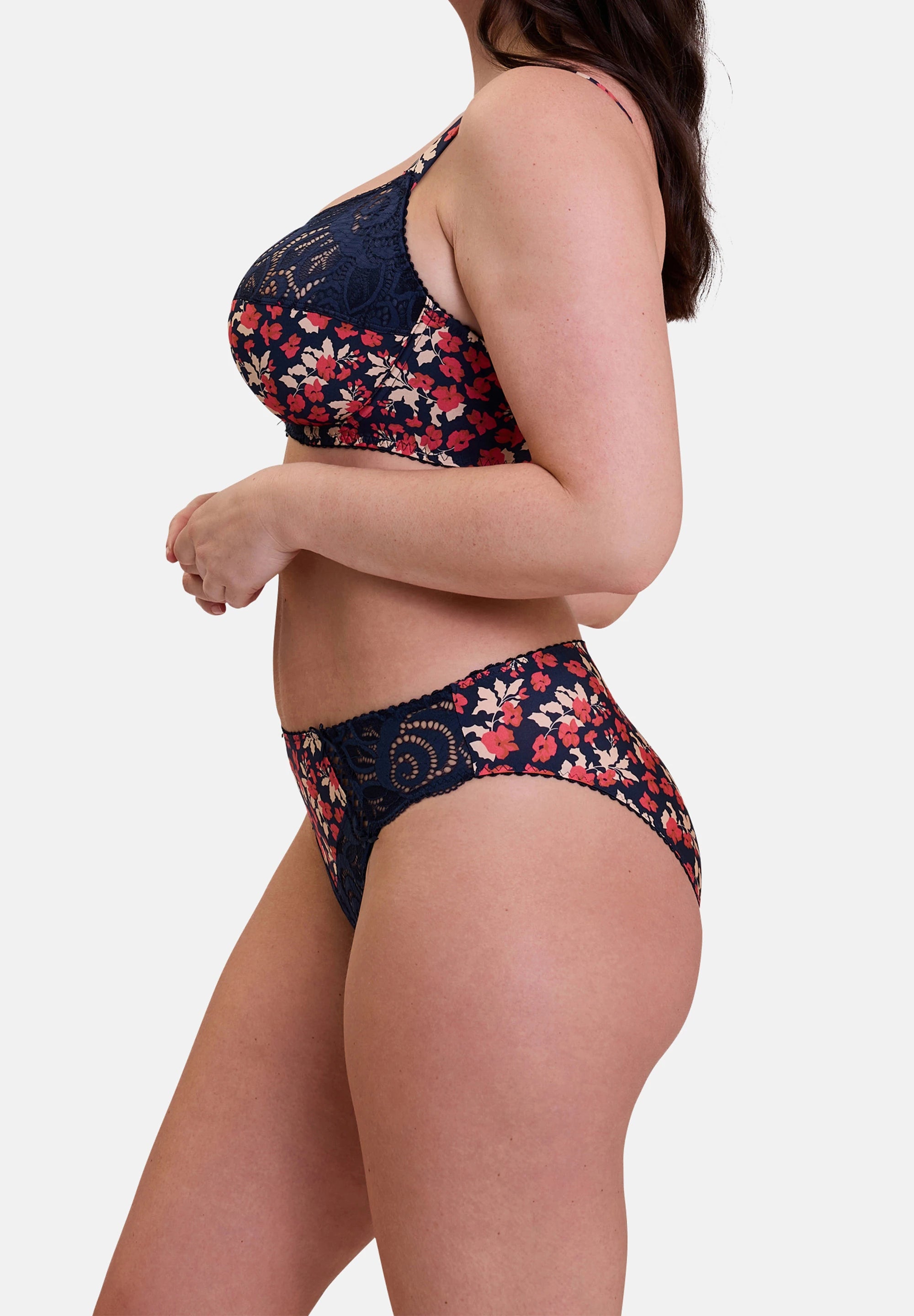 Sujetador de copa completa Amélie Print con estampado floral azul marino y rojo – vista ambiental