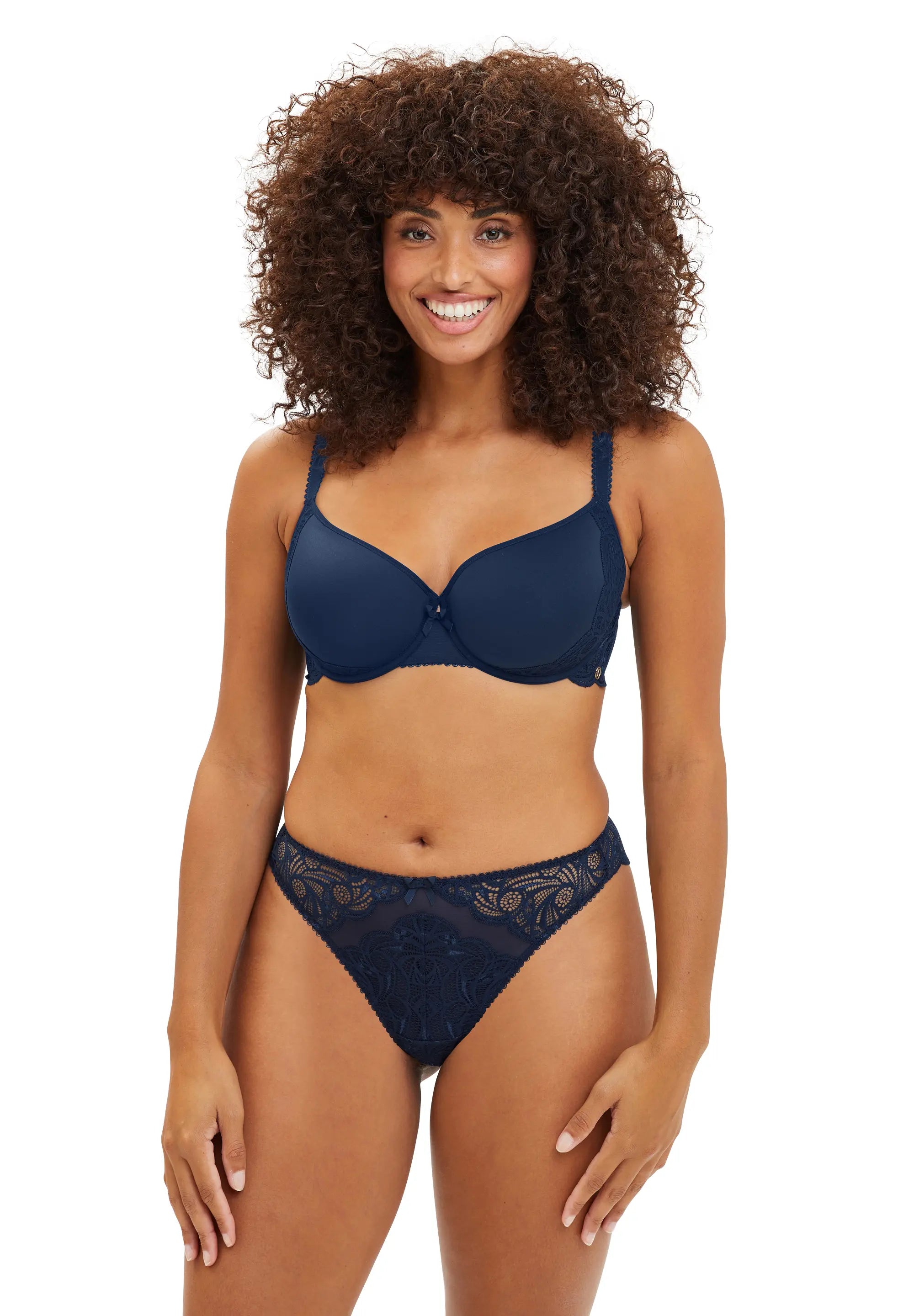 Soutien-gorge bleu marine avec culotte - portés par une modèle