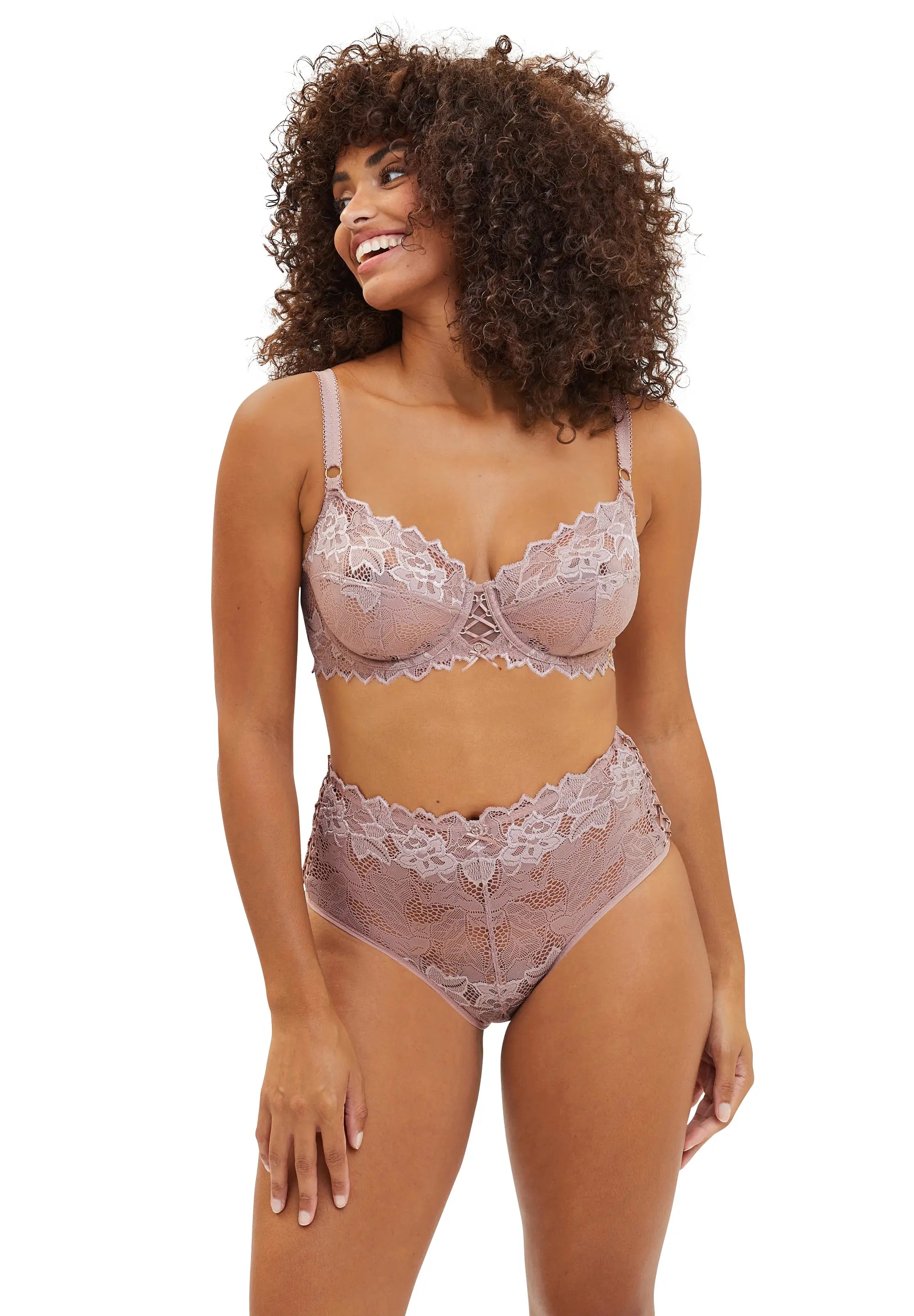 Ensemble beige à dentelle avec culotte et soutien-gorge