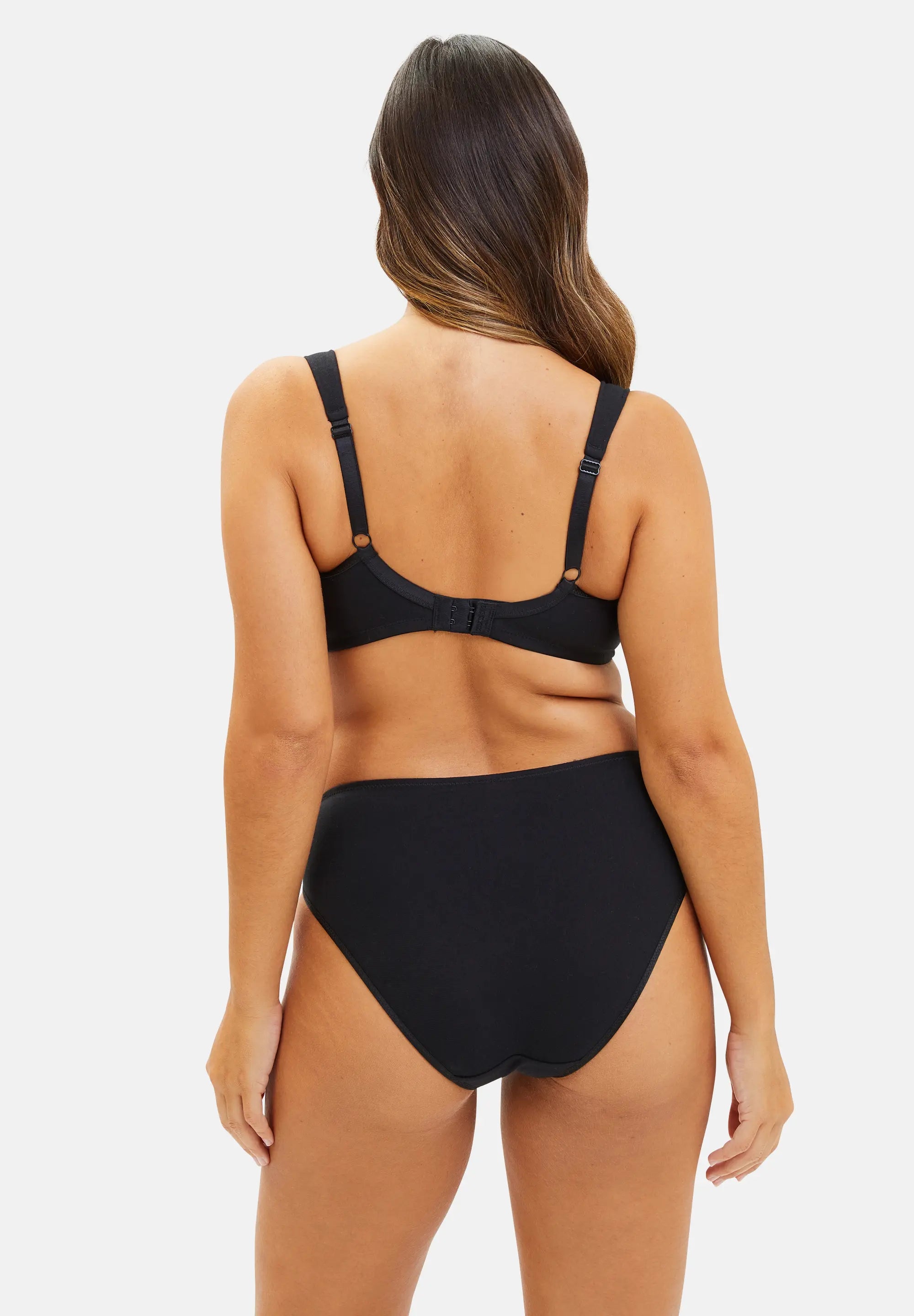 Soutien-gorge noir post opératoire - porté avec un soutien-gorge noir - de dos