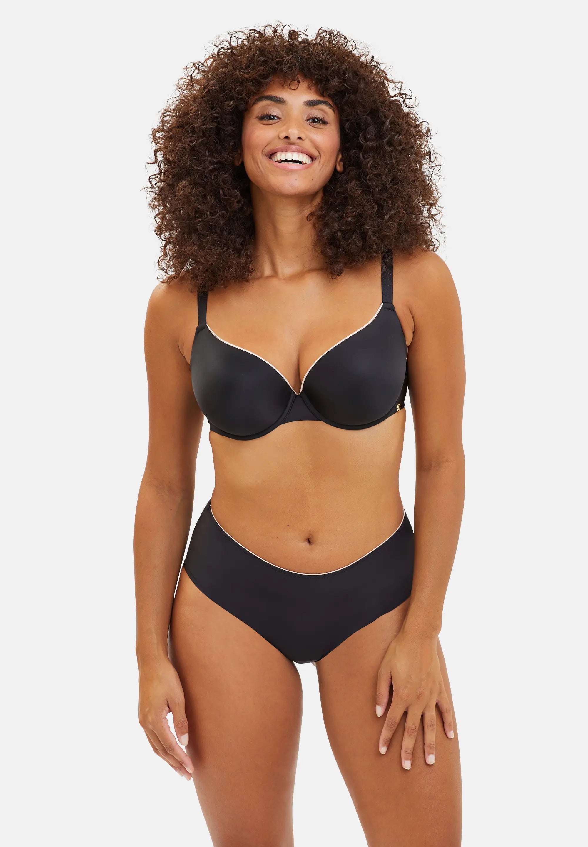 Ensemble Unseen Soutien-gorge corbeille avec armatures et culotte - noir et beige