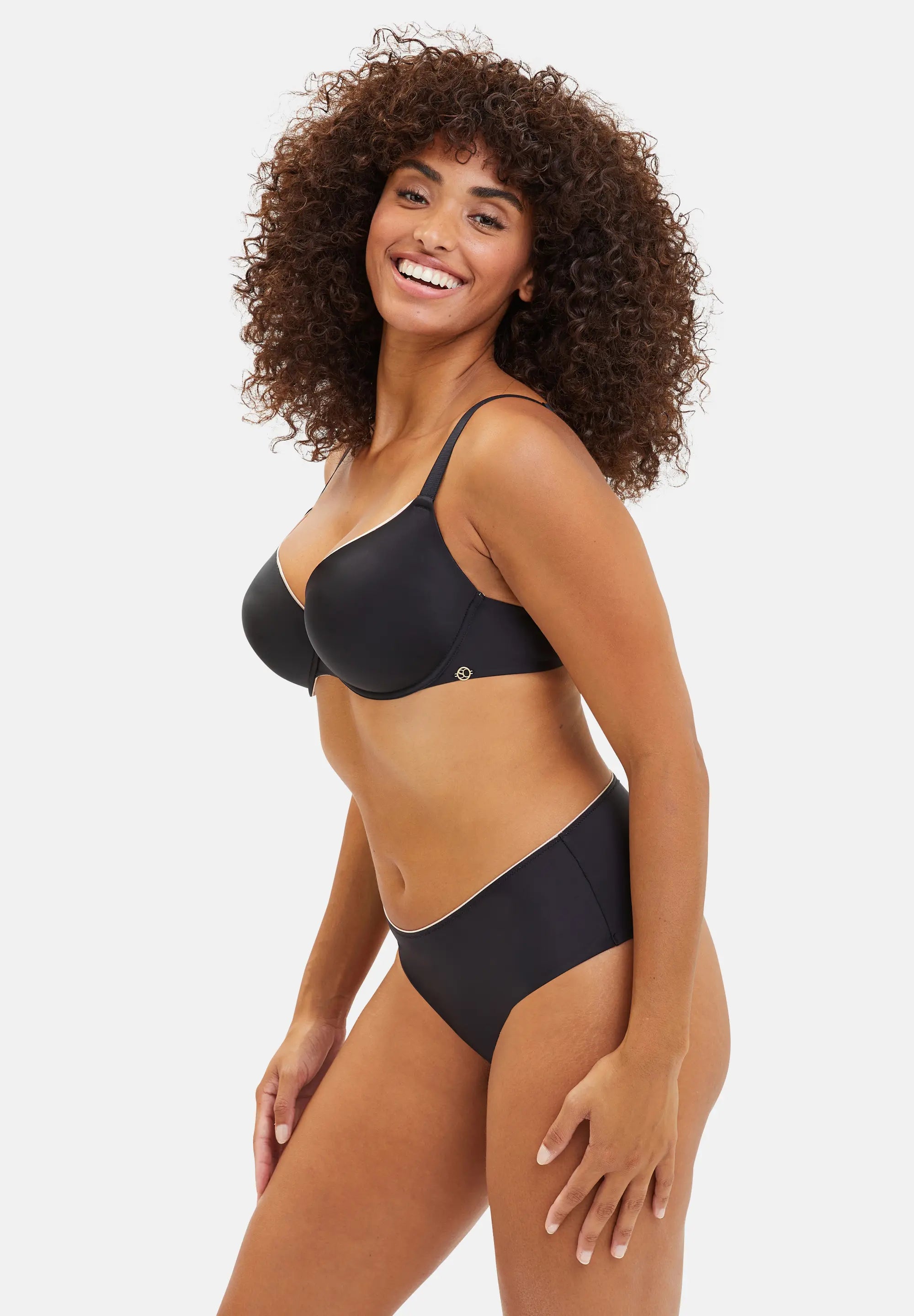 Ensemble Unseen Soutien-gorge corbeille avec armatures et culotte - noir et beige - de profil