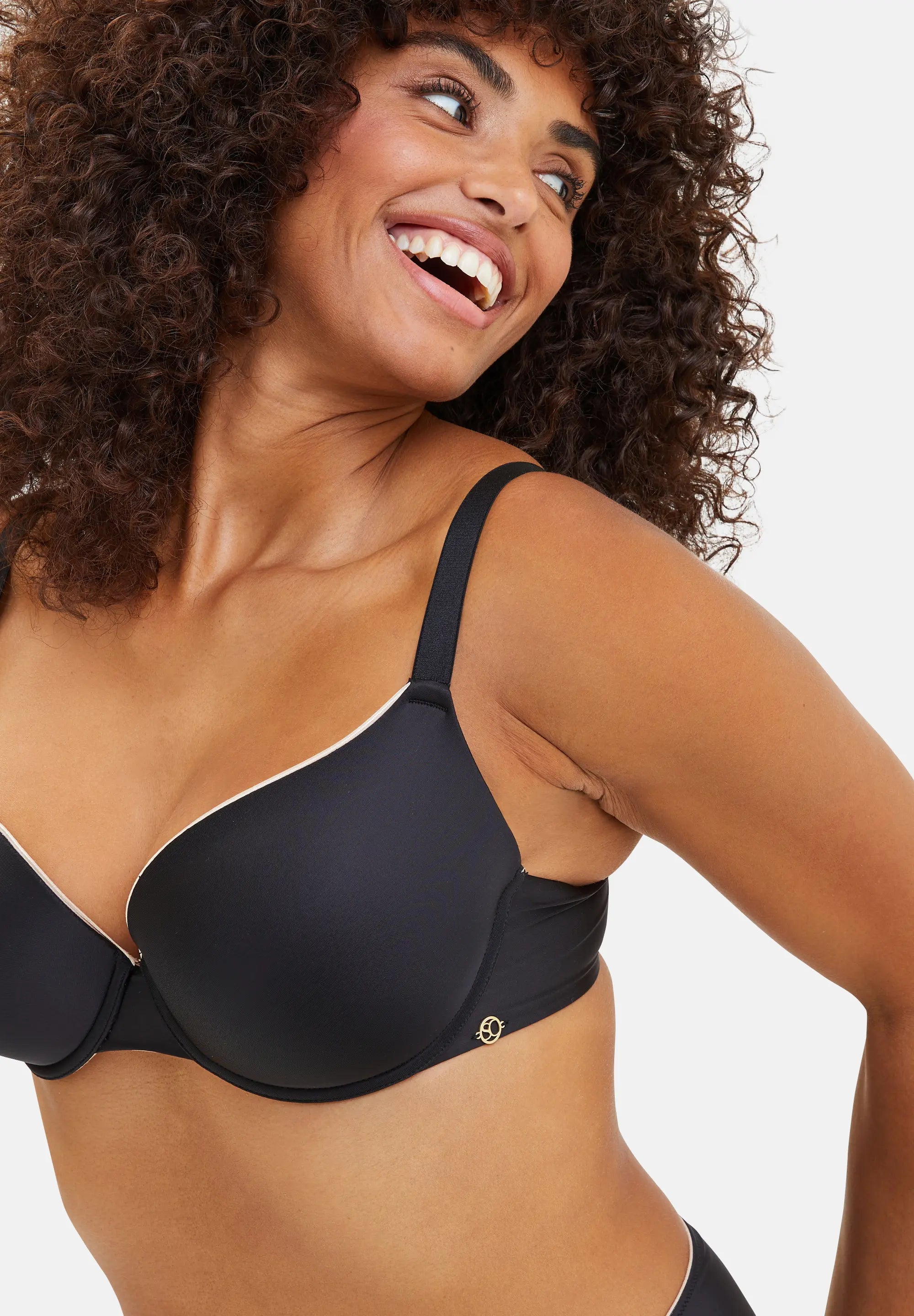 Zoom sur le soutien-gorge corbeille avec armatures - noir et beige