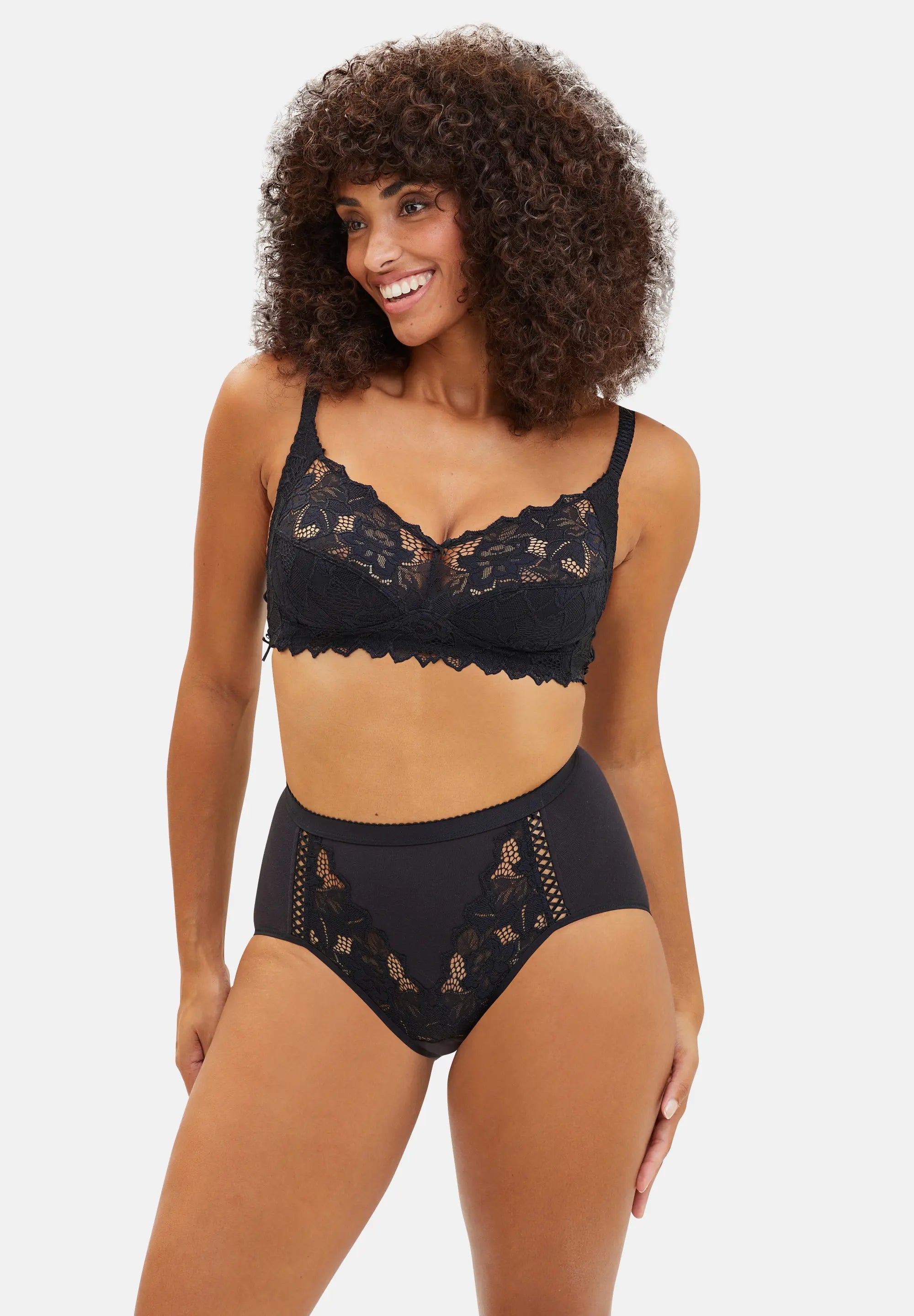 Soutien-gorge noir sans armatures avec dentelles porté avec culotte taille haute