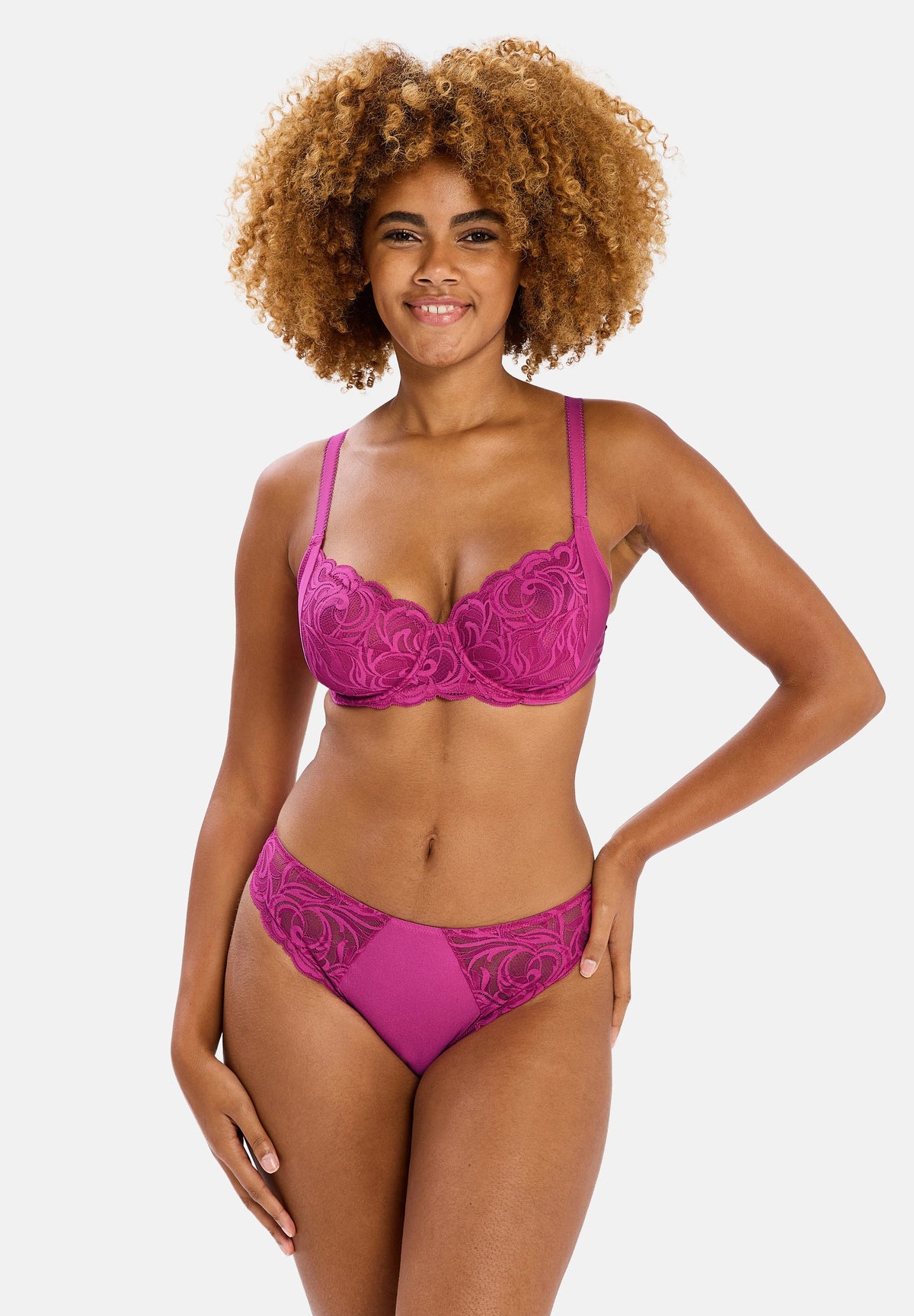 Mannequin portant le Soutien-gorge emboîtant Carla Rouge Fuchsia – vue de face