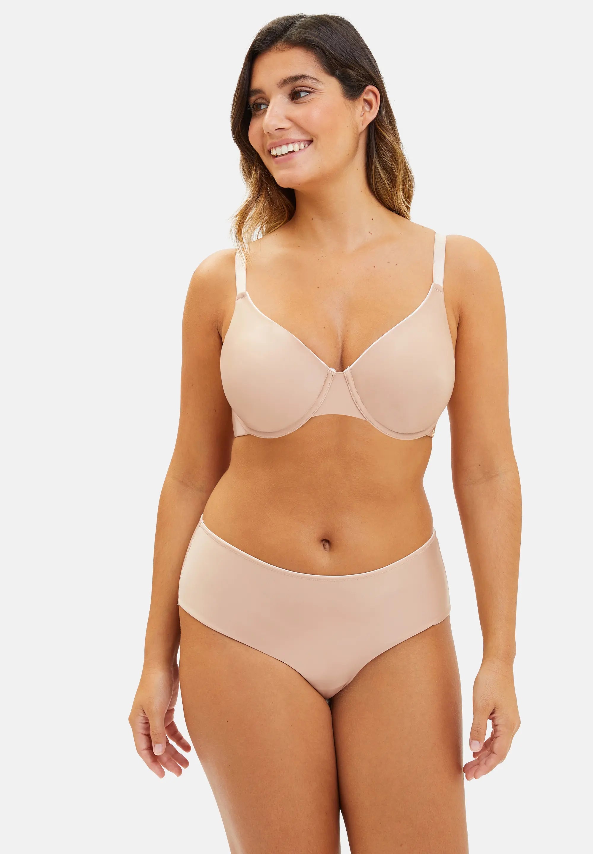 Ensemble nude avec soutien-gorge emboîtant et culotte