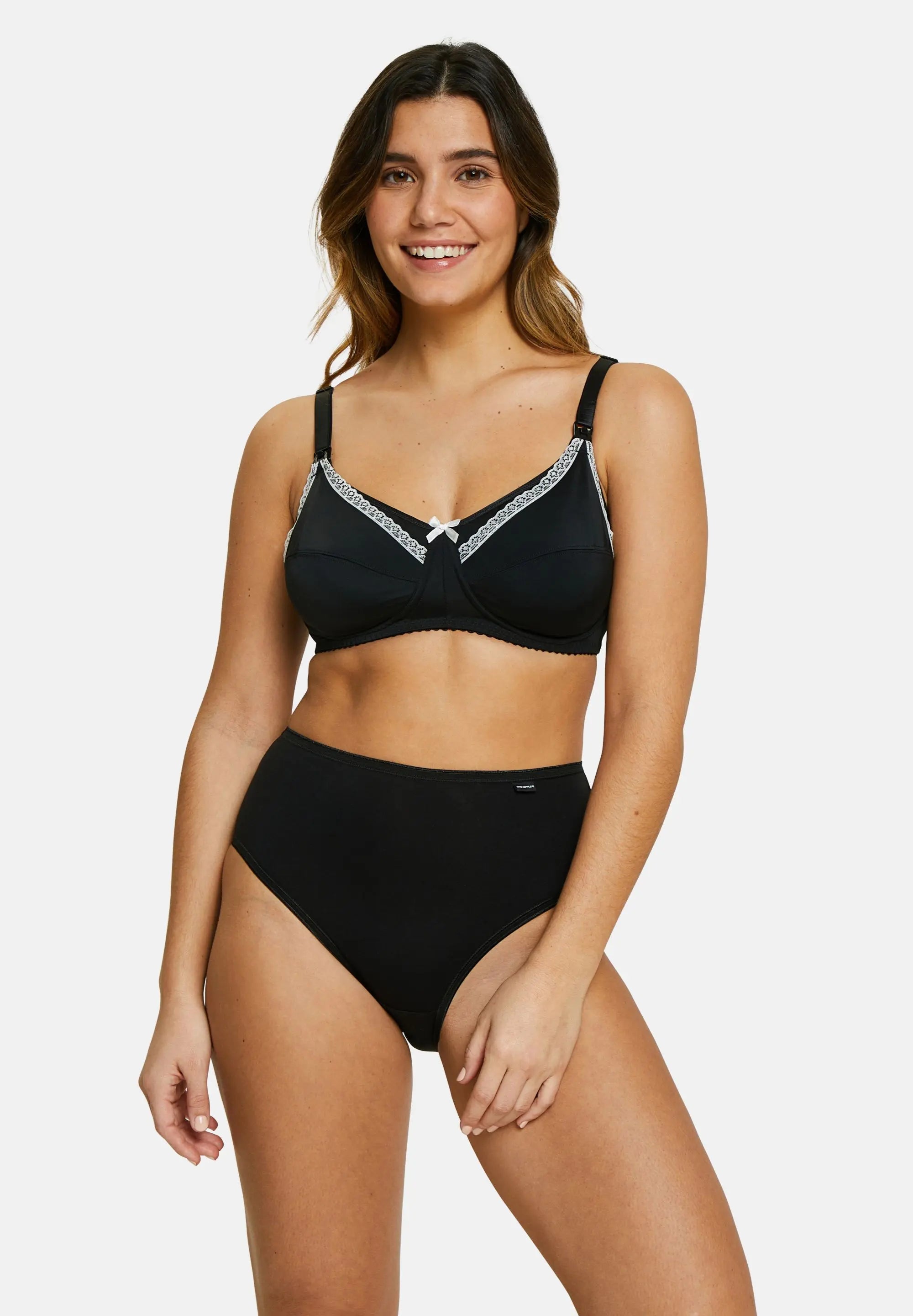 Soutien-gorge d'allaitement, noir ivoire, porté avec culotte taille haute noire - vu de face