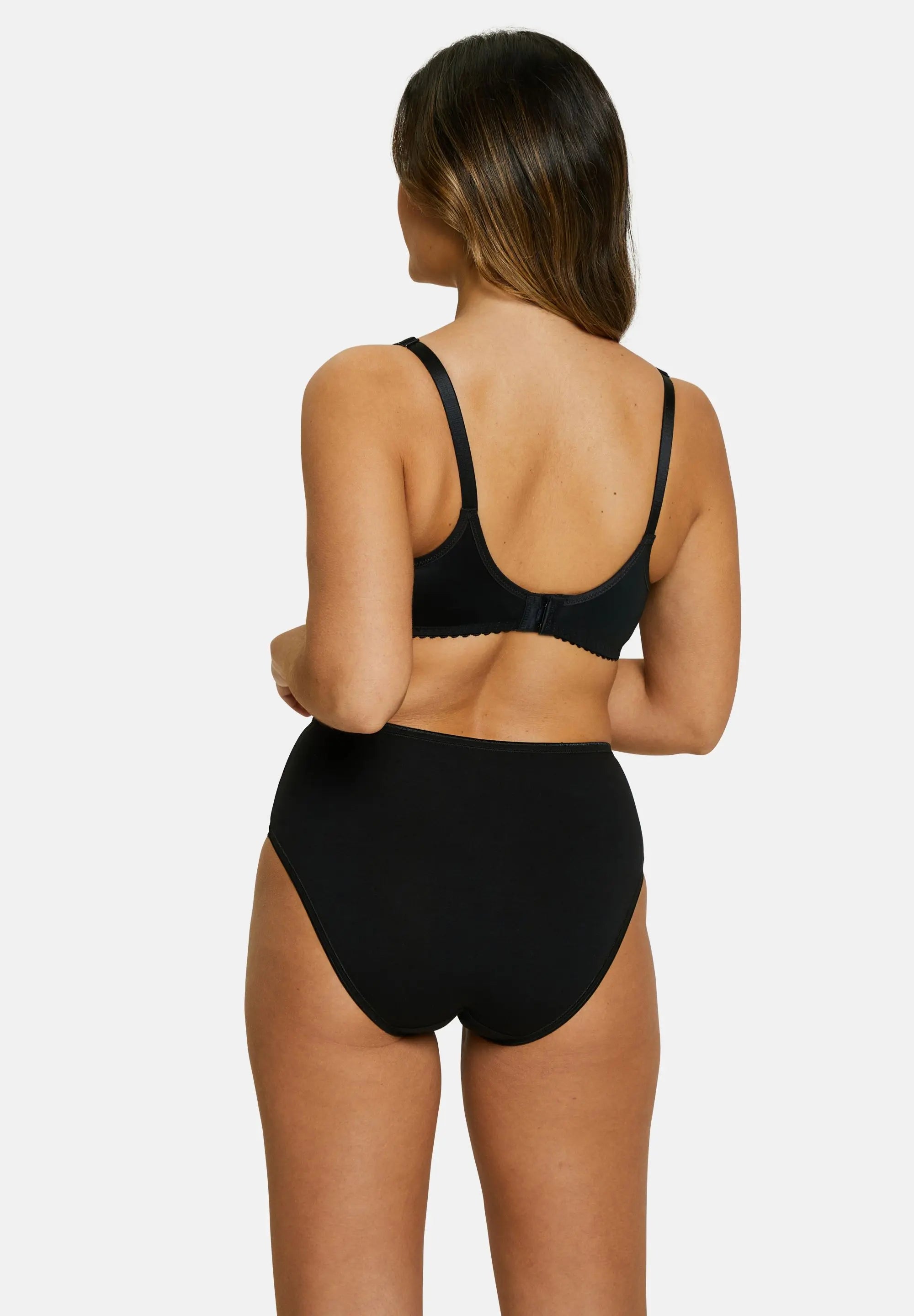 Soutien-gorge d'allaitement, noir ivoire, porté avec culotte taille haute noire - vu de dos