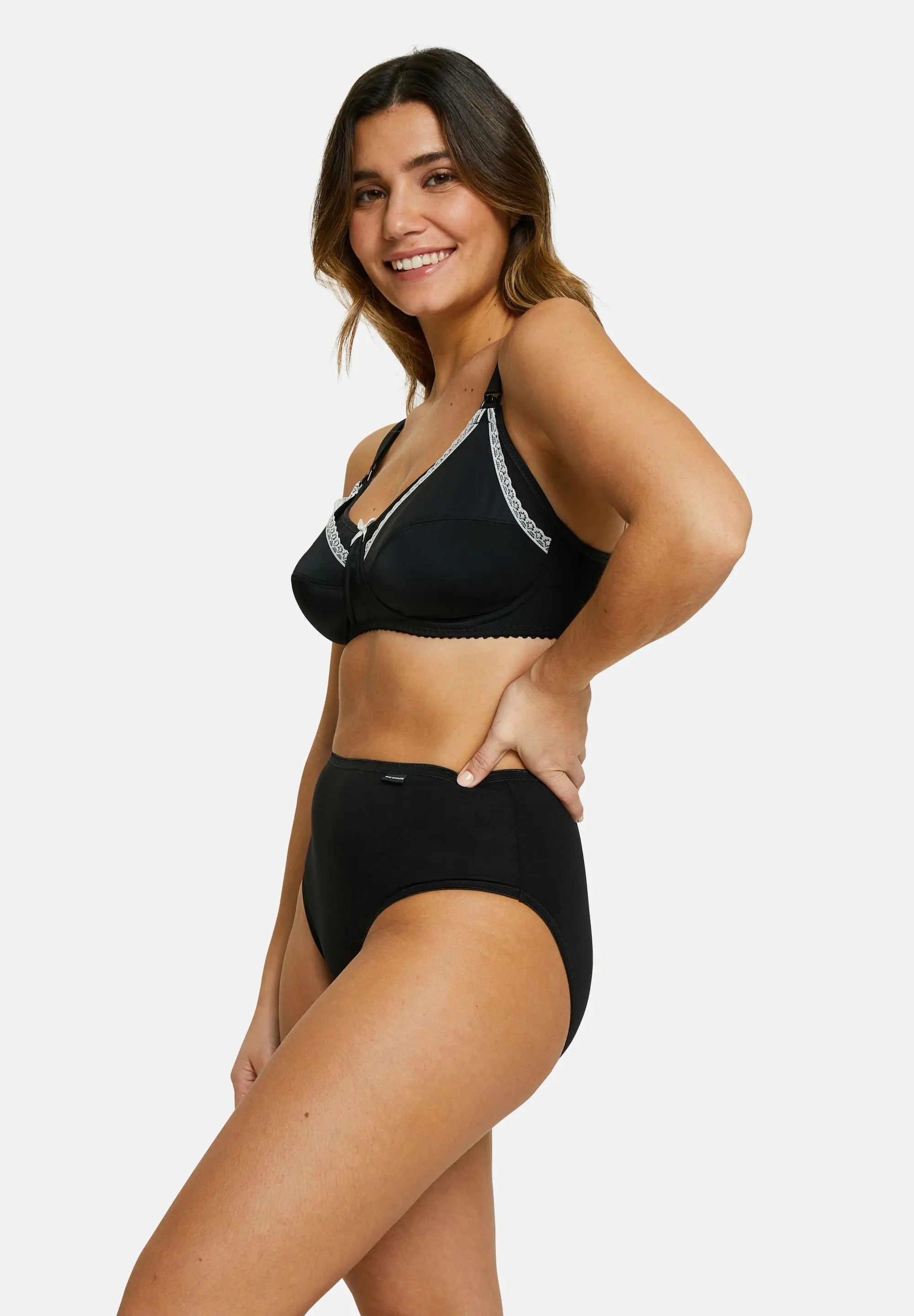 Soutien-gorge d'allaitement, noir ivoire, porté avec culotte taille haute noire - vu de profil