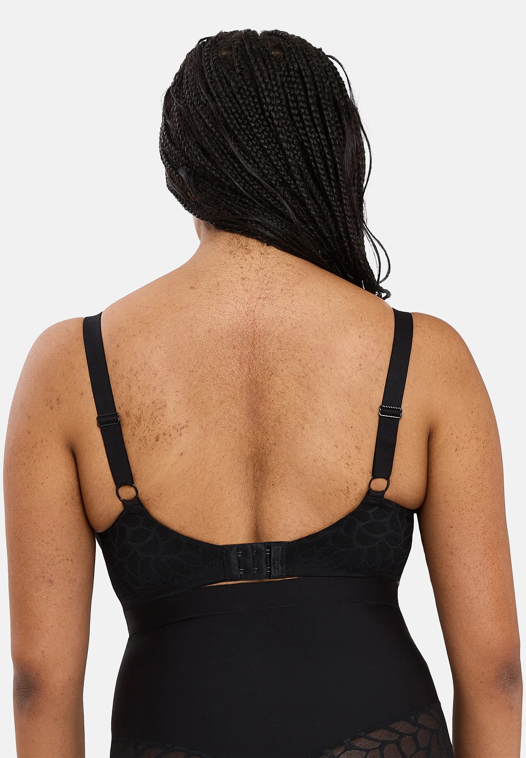 Perfect curves minimizer bra Black