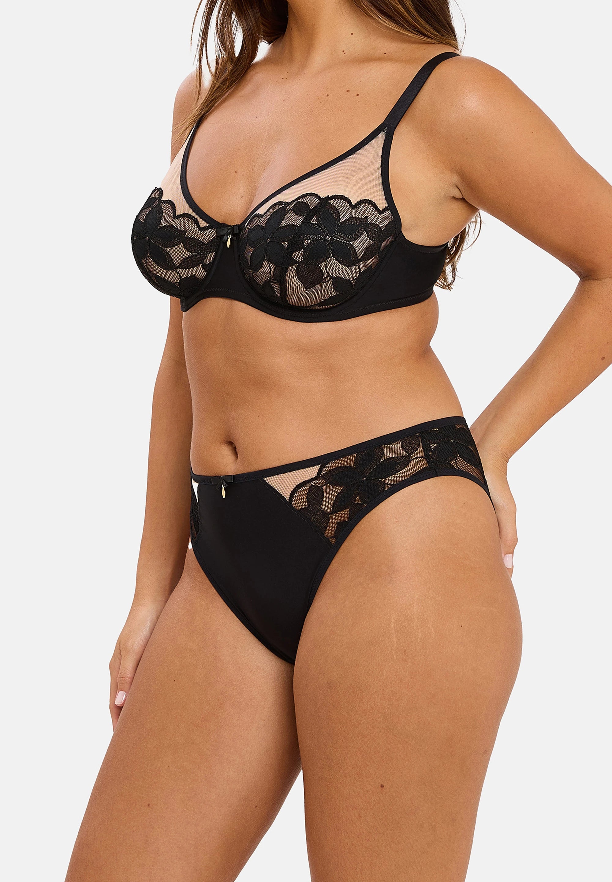 Salomé Black full-coverage bra – lifestyle view