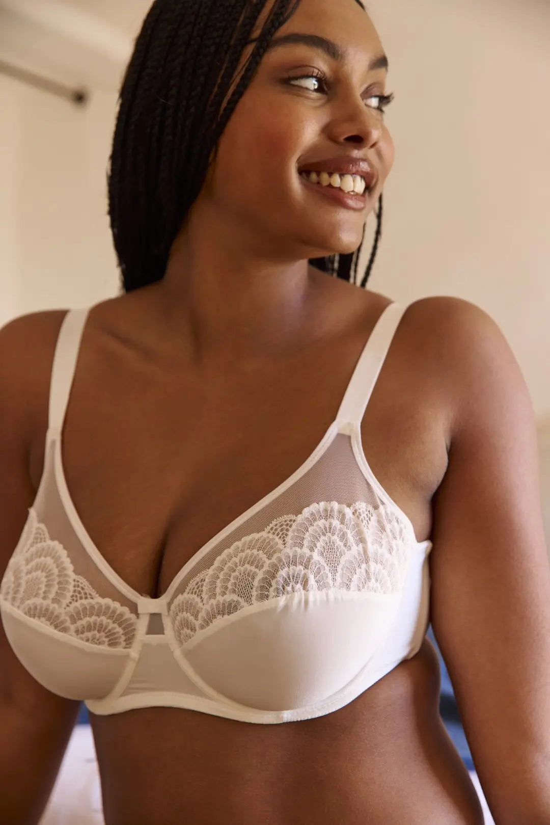 Zoom sur les détails broderie soutien-gorge blanc
