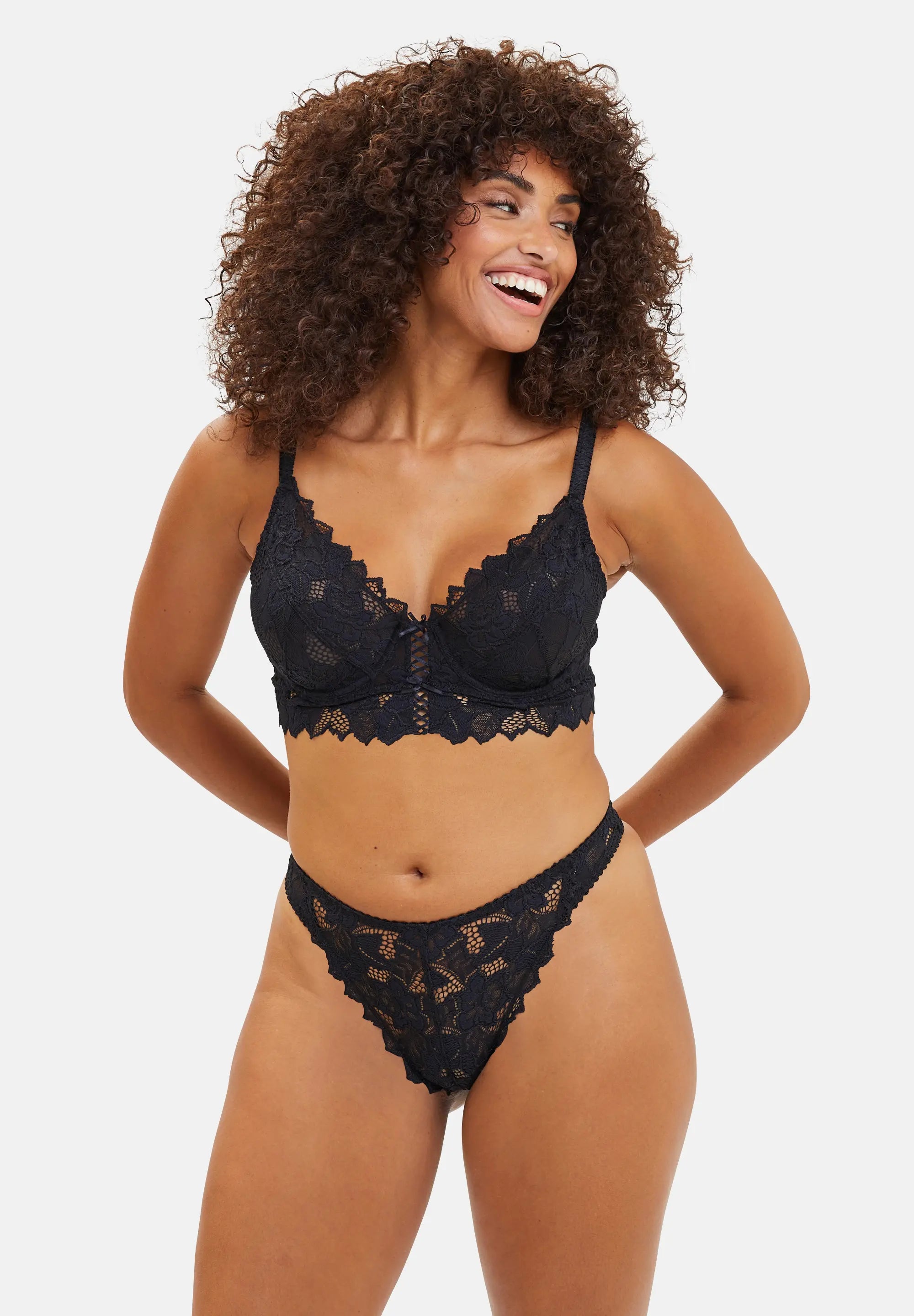 String noir en dentelle pour femme - assorti avec un soutien-gorge en dentelle