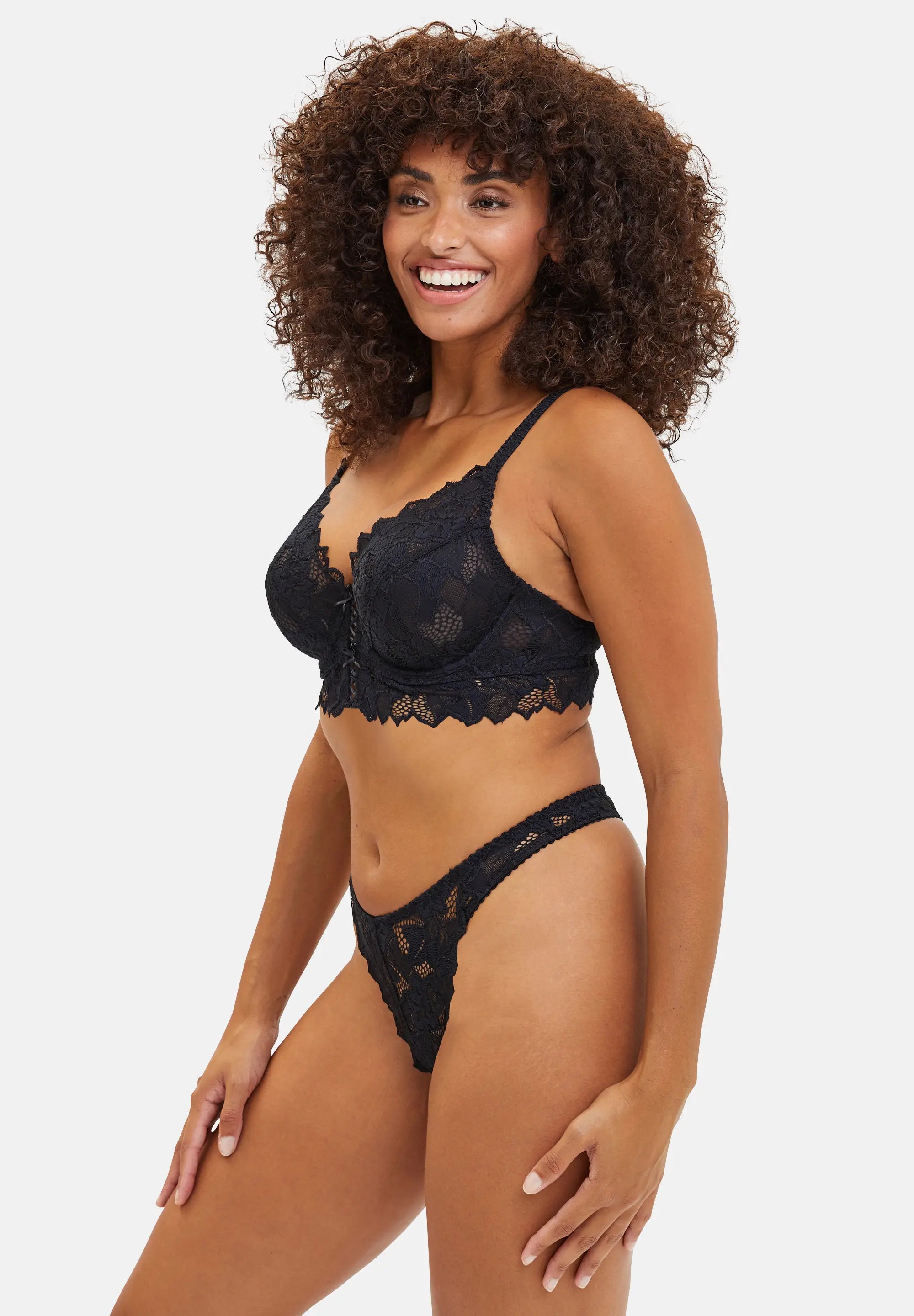 String noir en dentelle pour femme - assorti avec un soutien-gorge - de profil