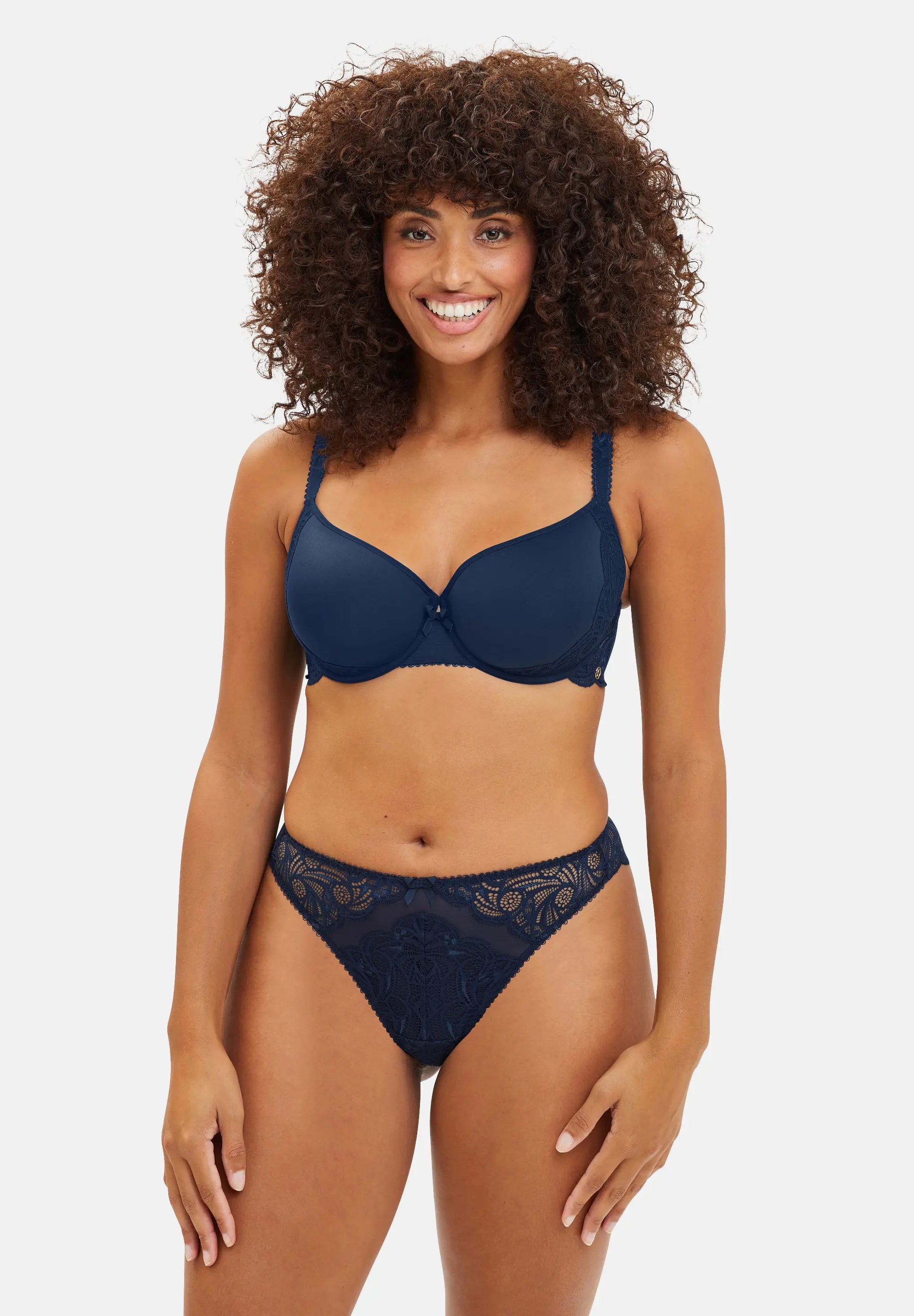 Tanga pour femme - couleur bleue avec broderie - porté avec un soutien-gorge bleu