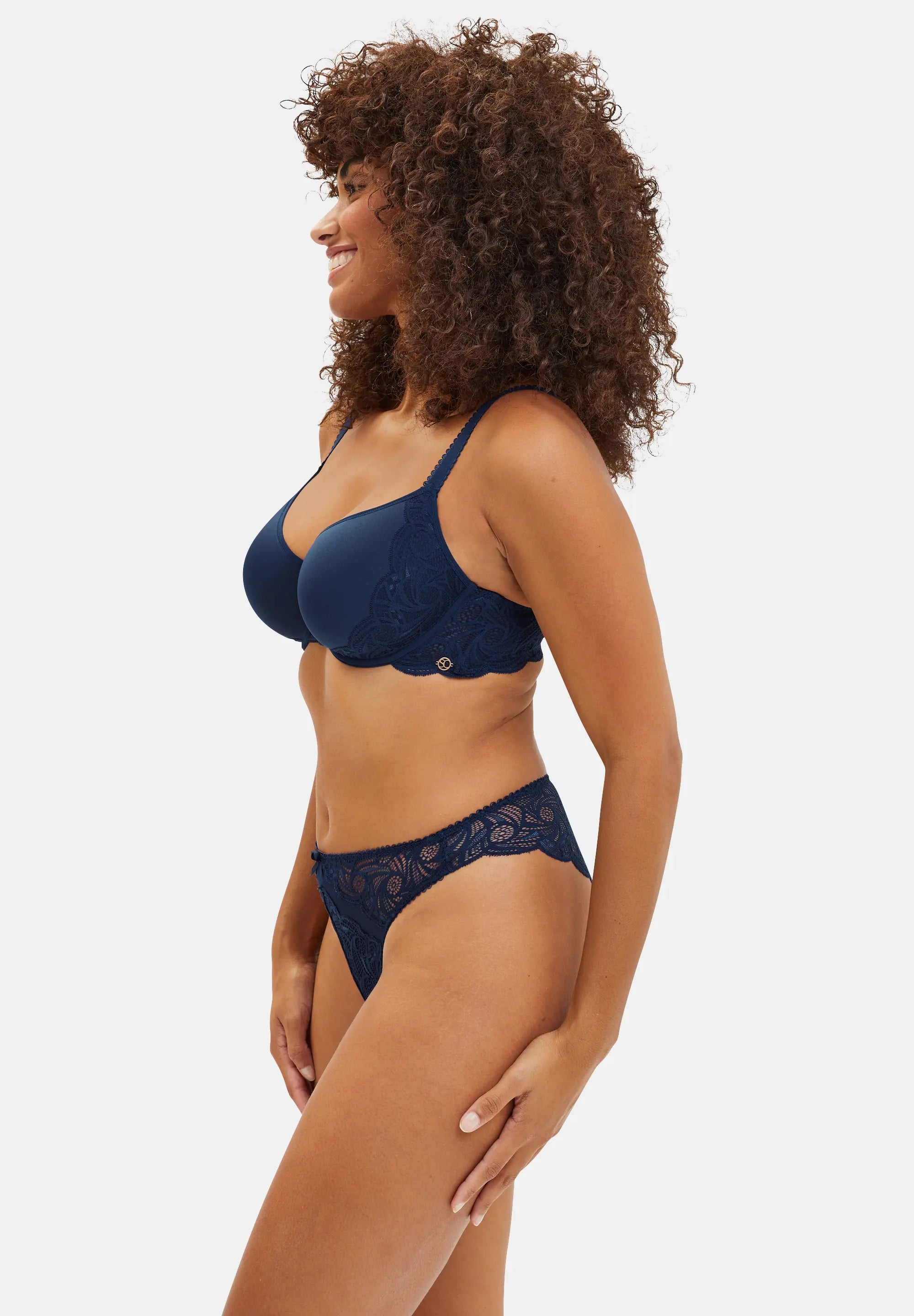 Tanga pour femme - bleu avec broderie - porté avec un soutien-gorge - de profil