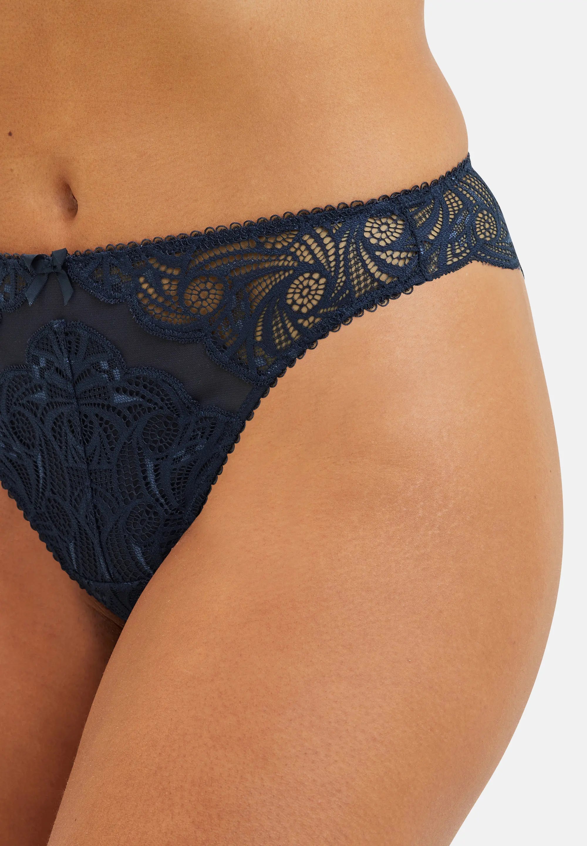 Zoom sur les détails de broderie du tanga pour femme - bleu