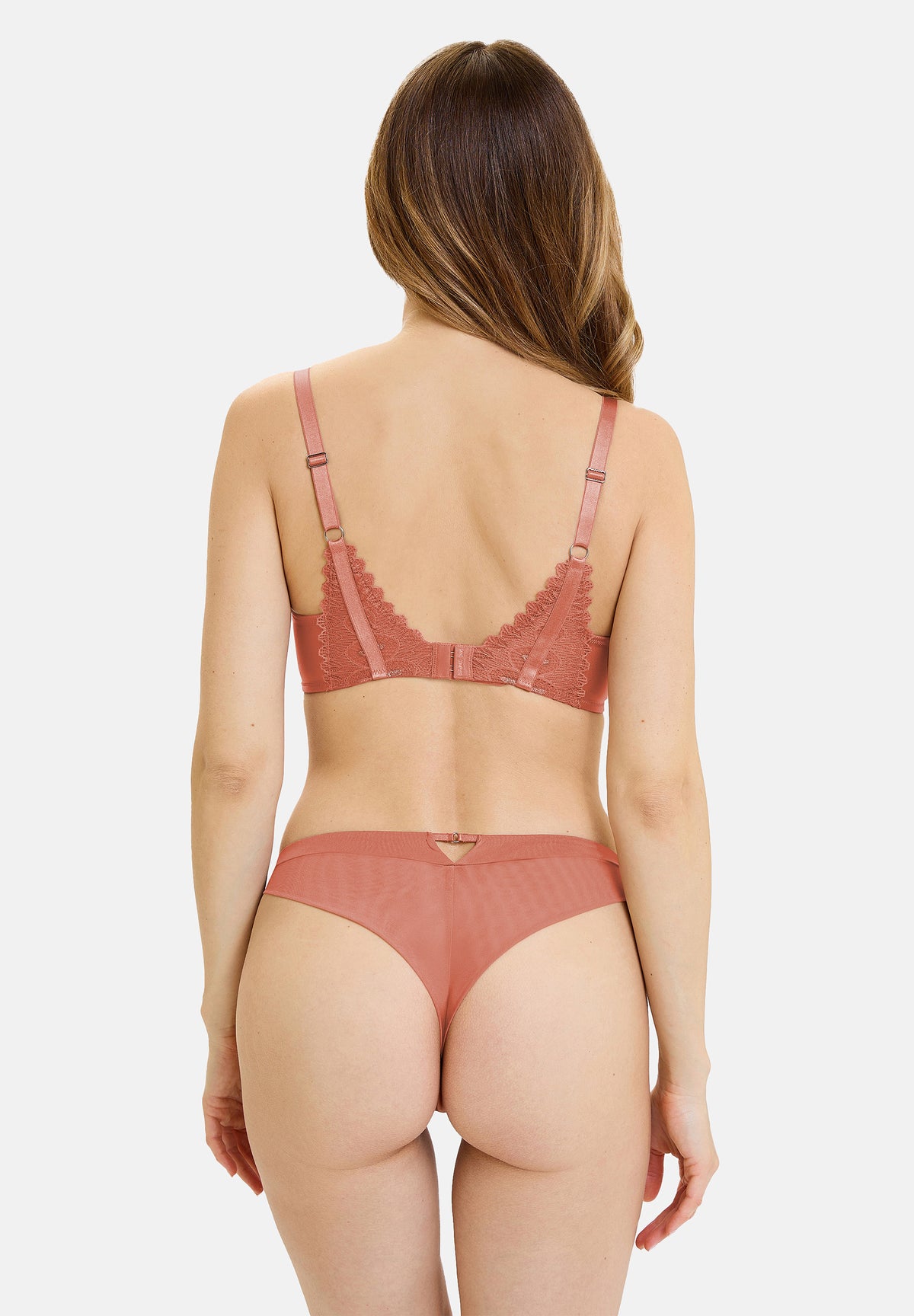 Model trägt Tanga Olympe Kupferbraun