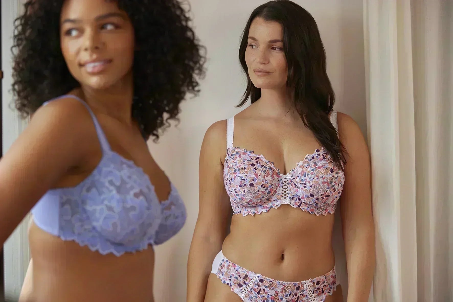 Soutien-gorge à motifs et un soutien-gorge bleu