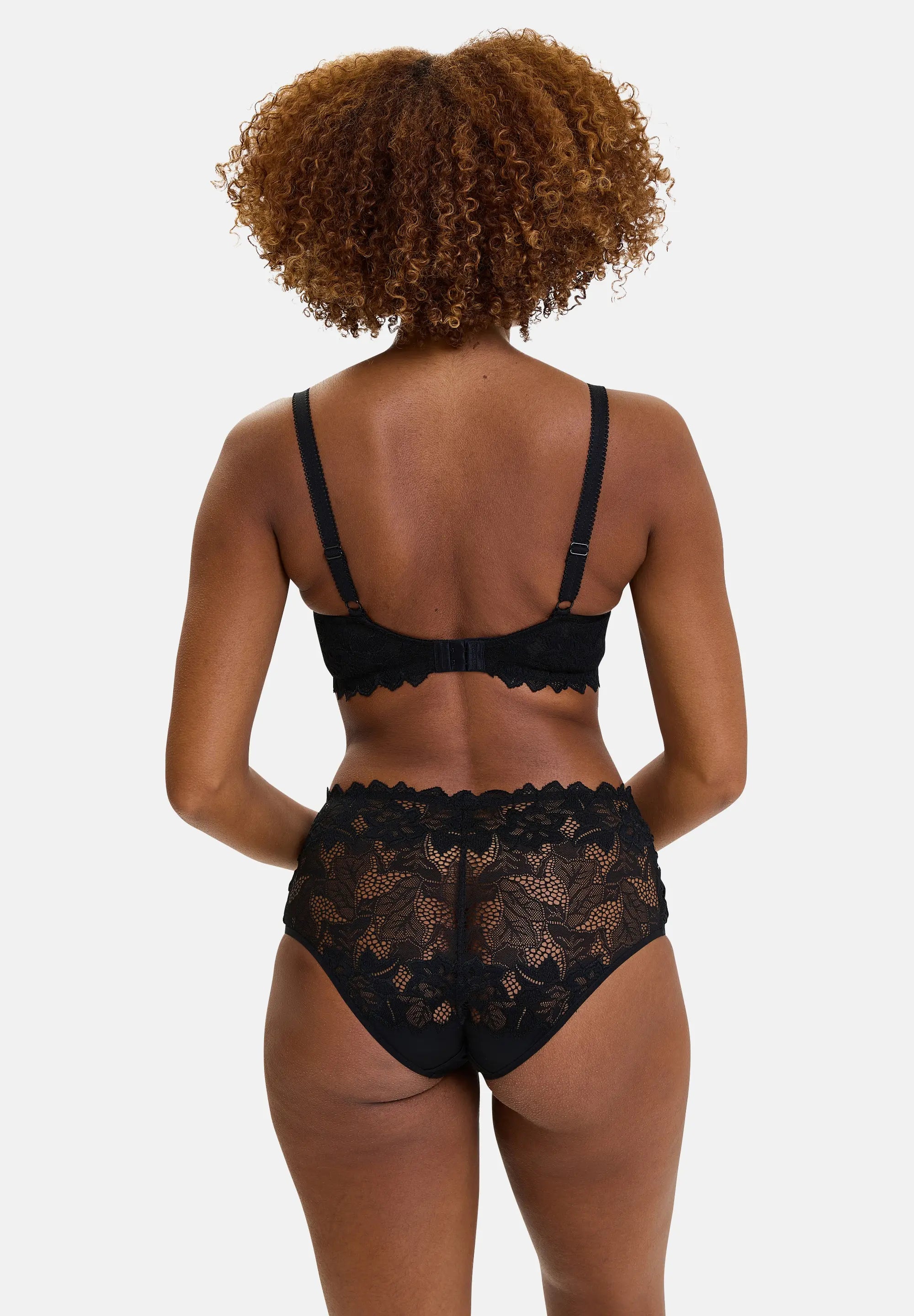 Lingerieset Arum Prima zwarte - met beha, slip en kimono