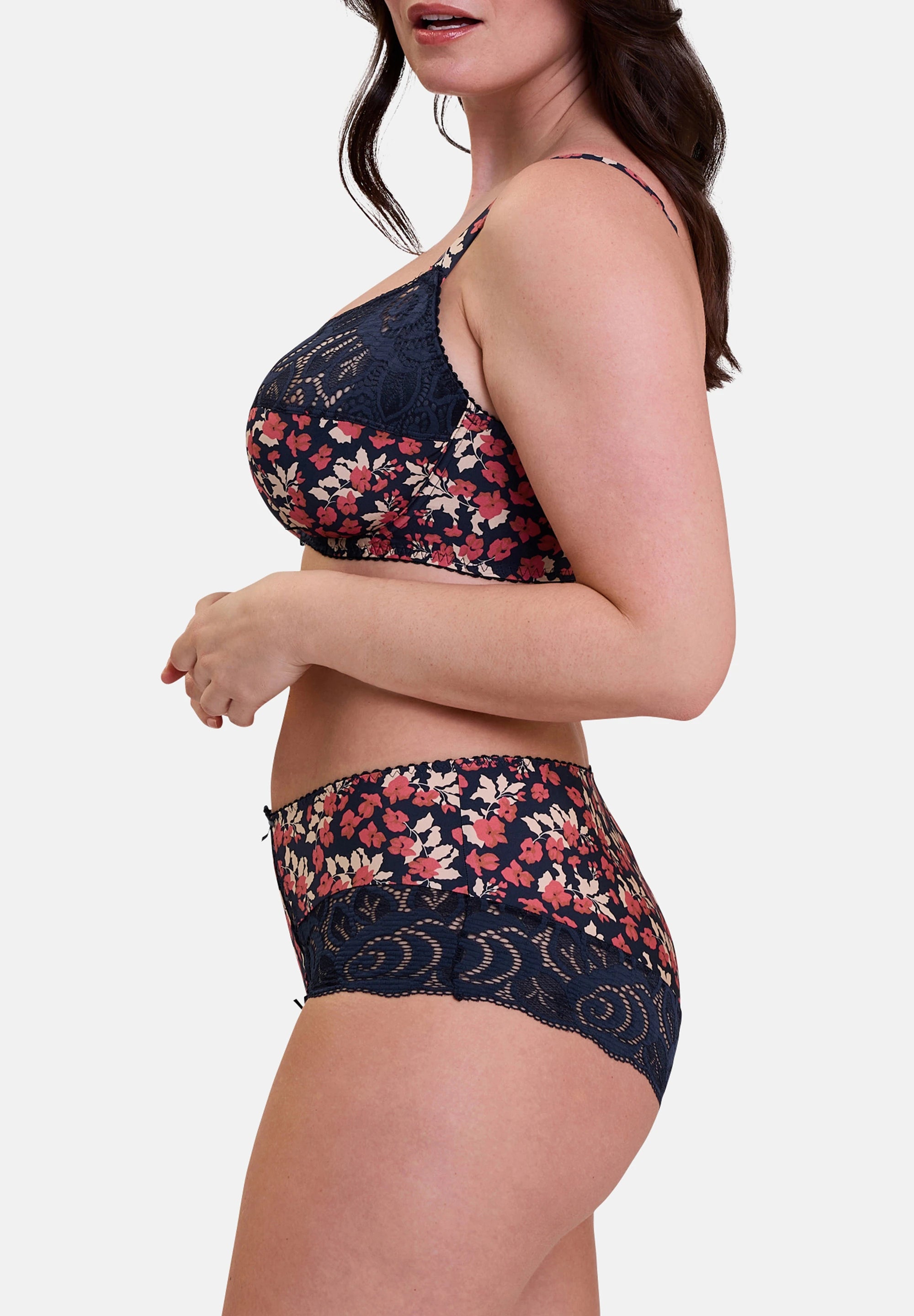 Shorty Amélie con stampa floreale blu navy e rossa – vista ambientata