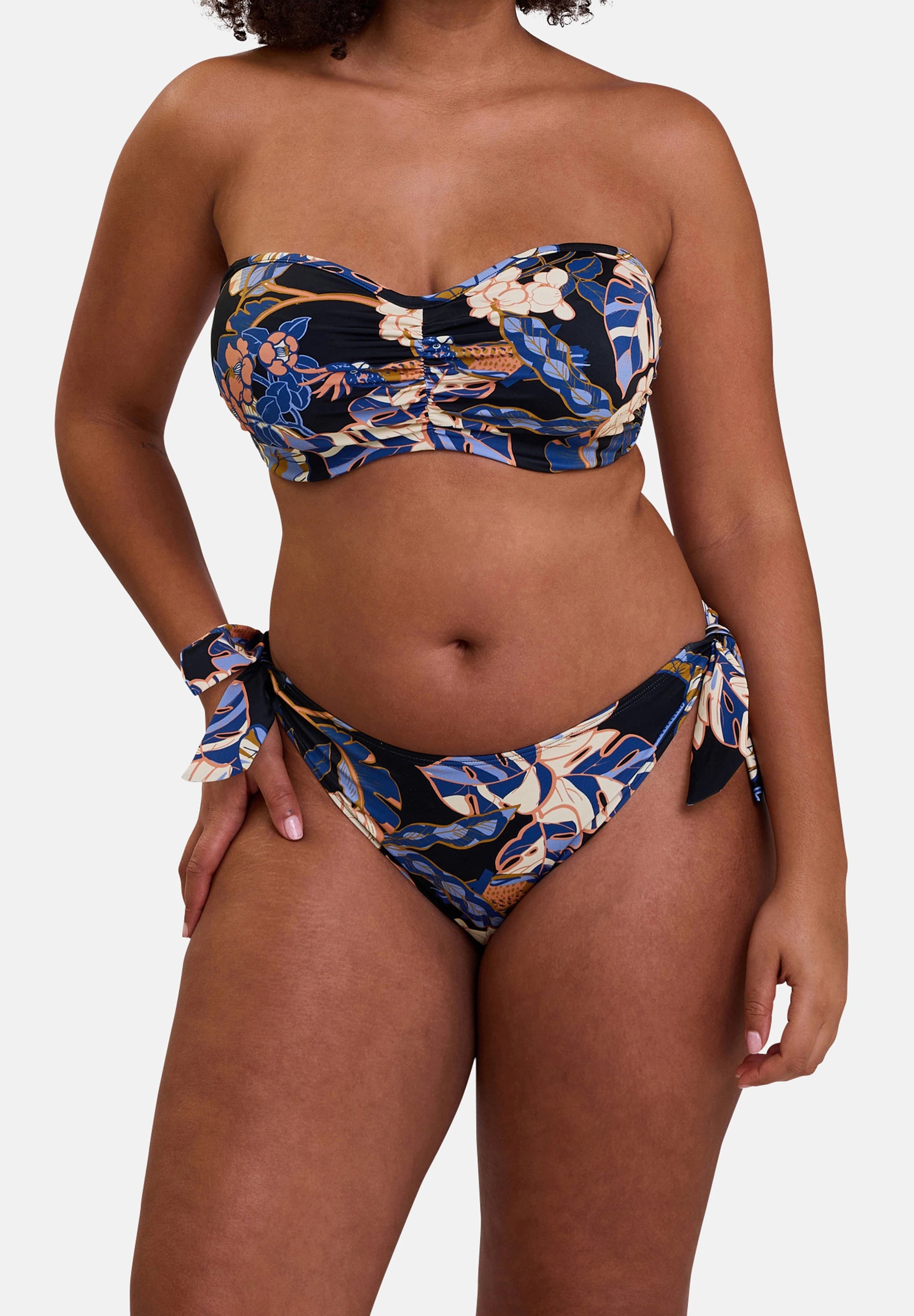 Hoog uitgesneden slip en bandeautop voor dames – zwarte exotische print