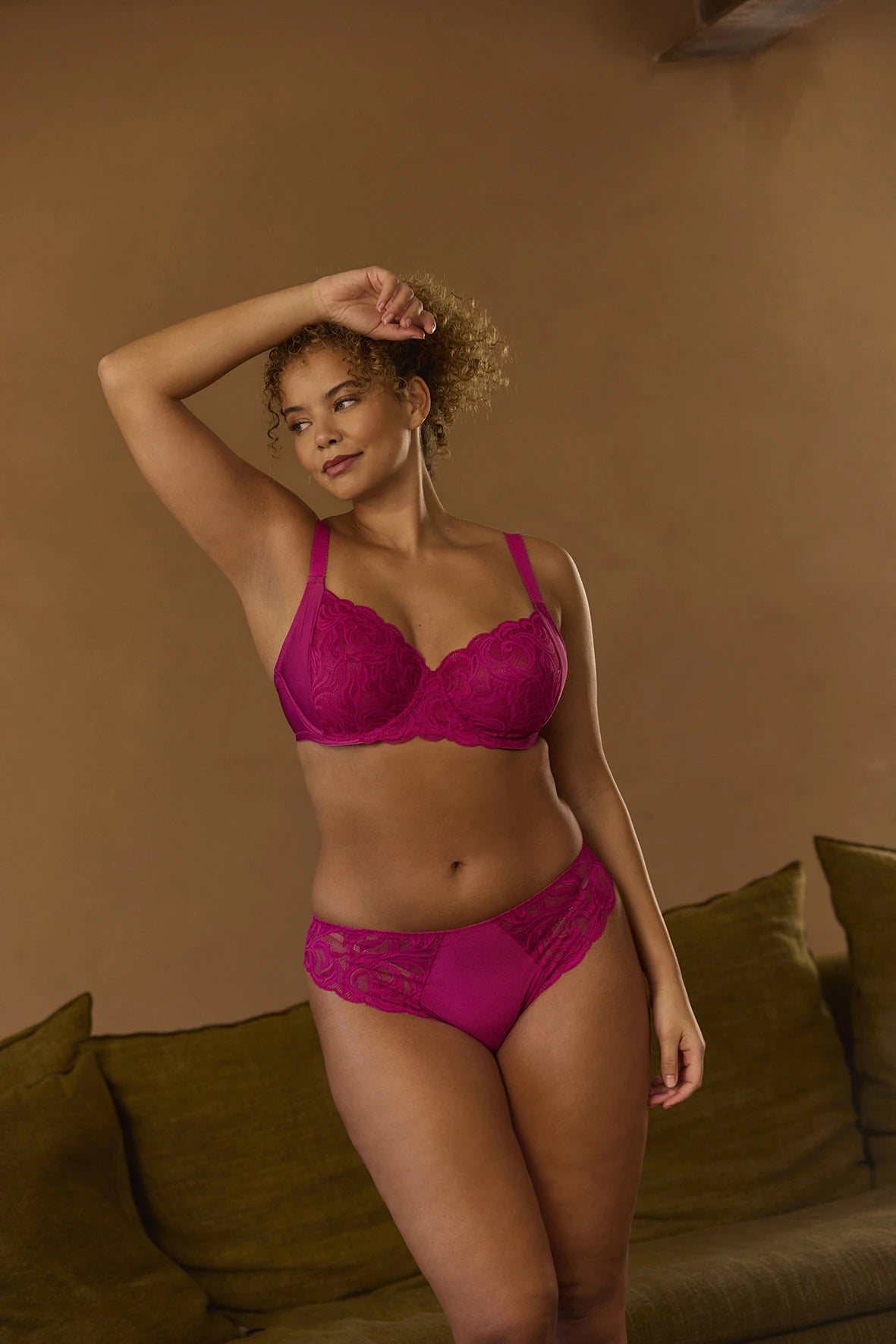 Mannequin portant le Soutien-gorge emboîtant Carla Rouge Fuchsia - avec armatures - bretelles ajustables