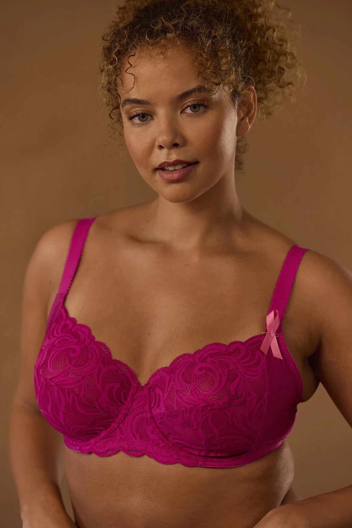 Soutien-gorge emboîtant Carla Rouge Fuchsia – vue ambiance -  bretelles ajustables